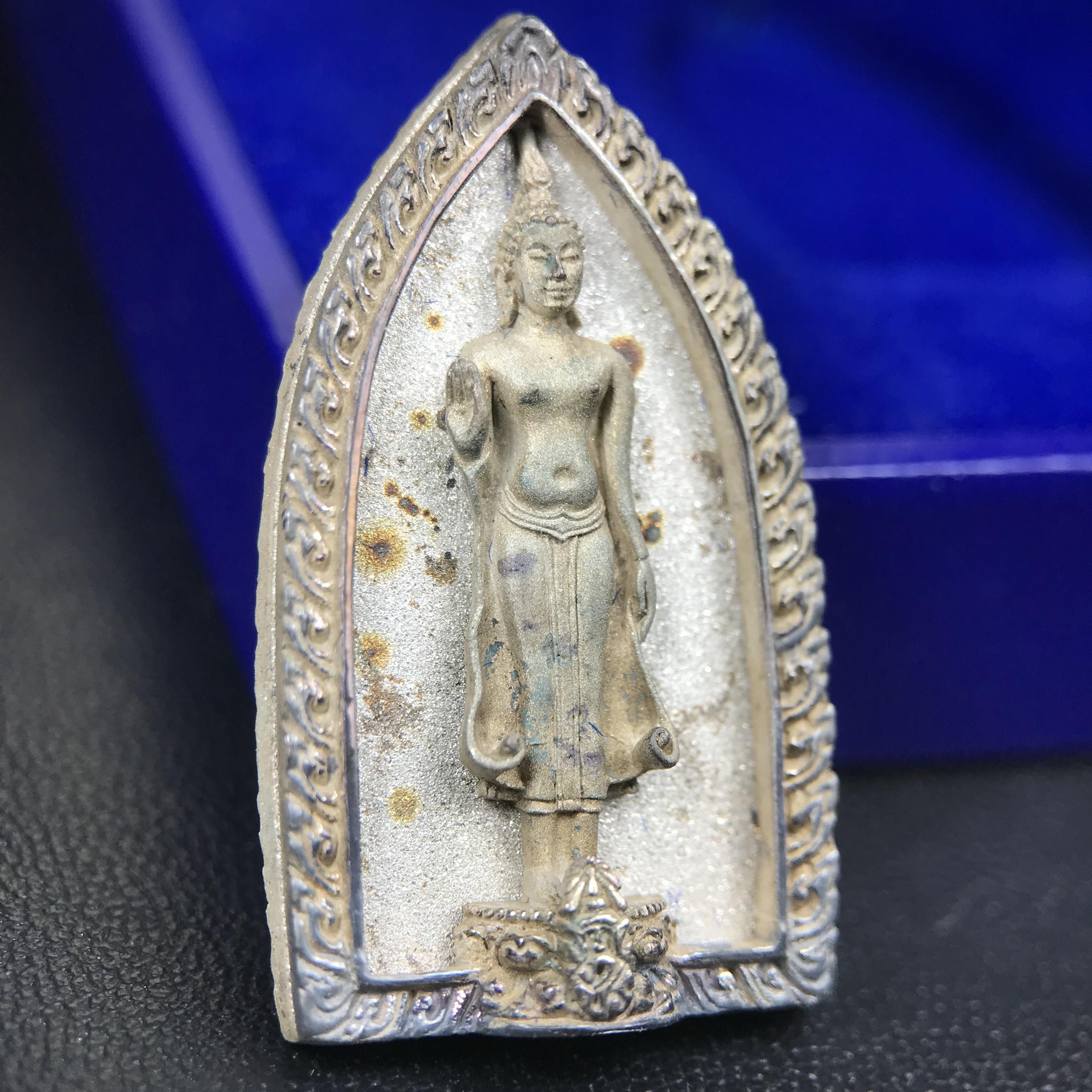 พระพุทธกาญจนพรสยามภูมิ ภปร. ปี 2539 เนื้อเงินพื้นทรายประกาย(ผิวเดิมสวย) พิมพ์ทรงใบขนุน ขนาด3.2ซม. พระพุทธรูปประจำพระชนมวาร รัชกาลที่9 ทรงโปรดเกล้าให้วิทยาลัยป้องกันราชอาณาจักร(วปอ.)สร้างในวโรกาสทรงครองสิริราชสมบัติครบ50ปี พ.ศ.2539(1ใน5000องค์)