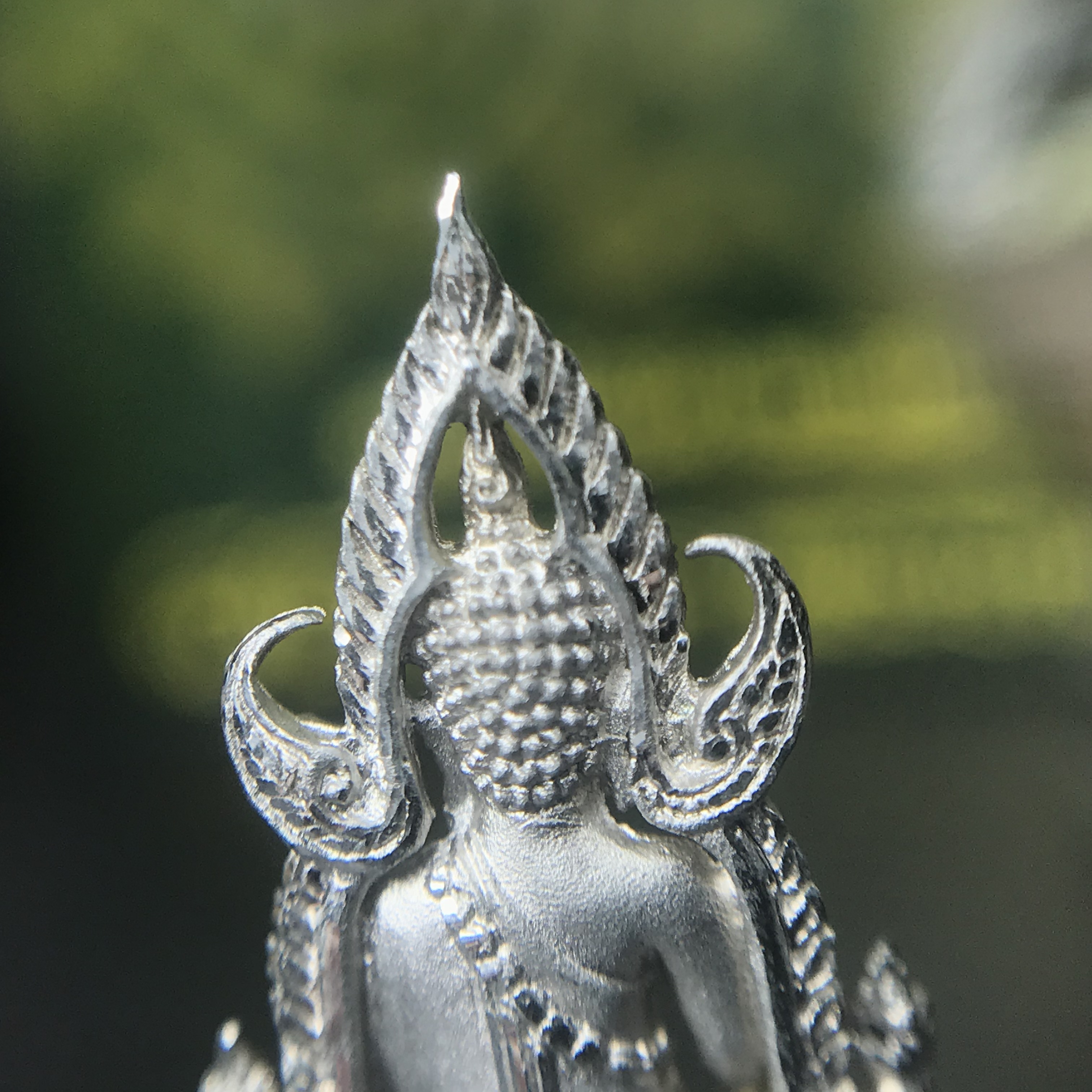 พระพุทธชินราช(จำลอง) ภปร. 84 พรรษา เนื้อเงินชุบทองคำขาว พิมพ์เล็กขนาดหน้าตัก 1/4 นิ้ว (สภาพสวยเดิม)(เลขสวย นัมเบอร์ 2666) )(พระราชทานมวลสาร จิตรลดาและเส้นพระเจ้า(เส้นผม))