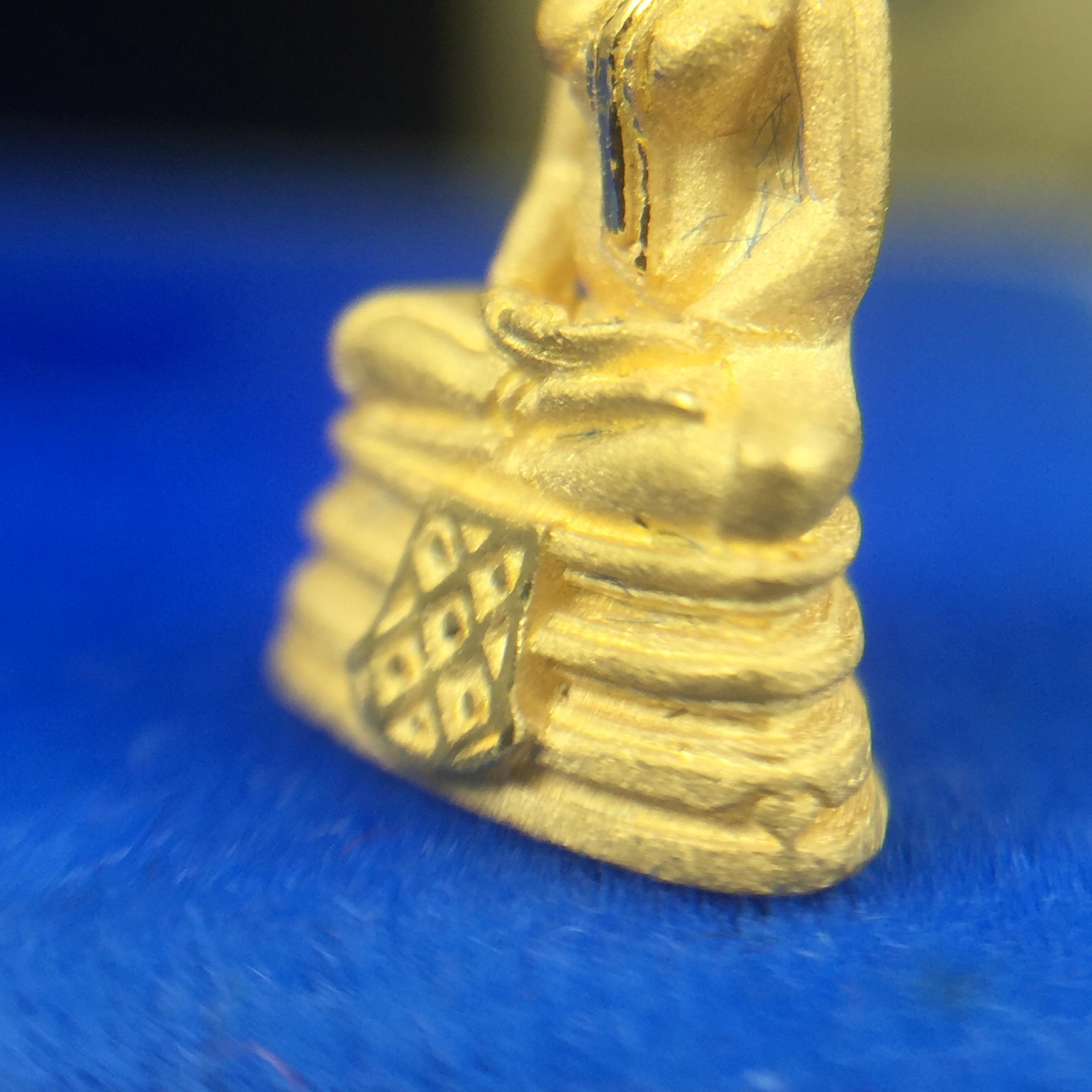 พระพุทธโสธร(หลวงพ่อโสธร) รุ่นสร้างอุโบสถ ปี2539 เนื้อทองคำ ลอยองค์พิมพ์เล็ก(หายาก) สภาพสวยเดิมกล่องบรรจุการ์ดใบรับรองเดิมครบสมบูรณ์