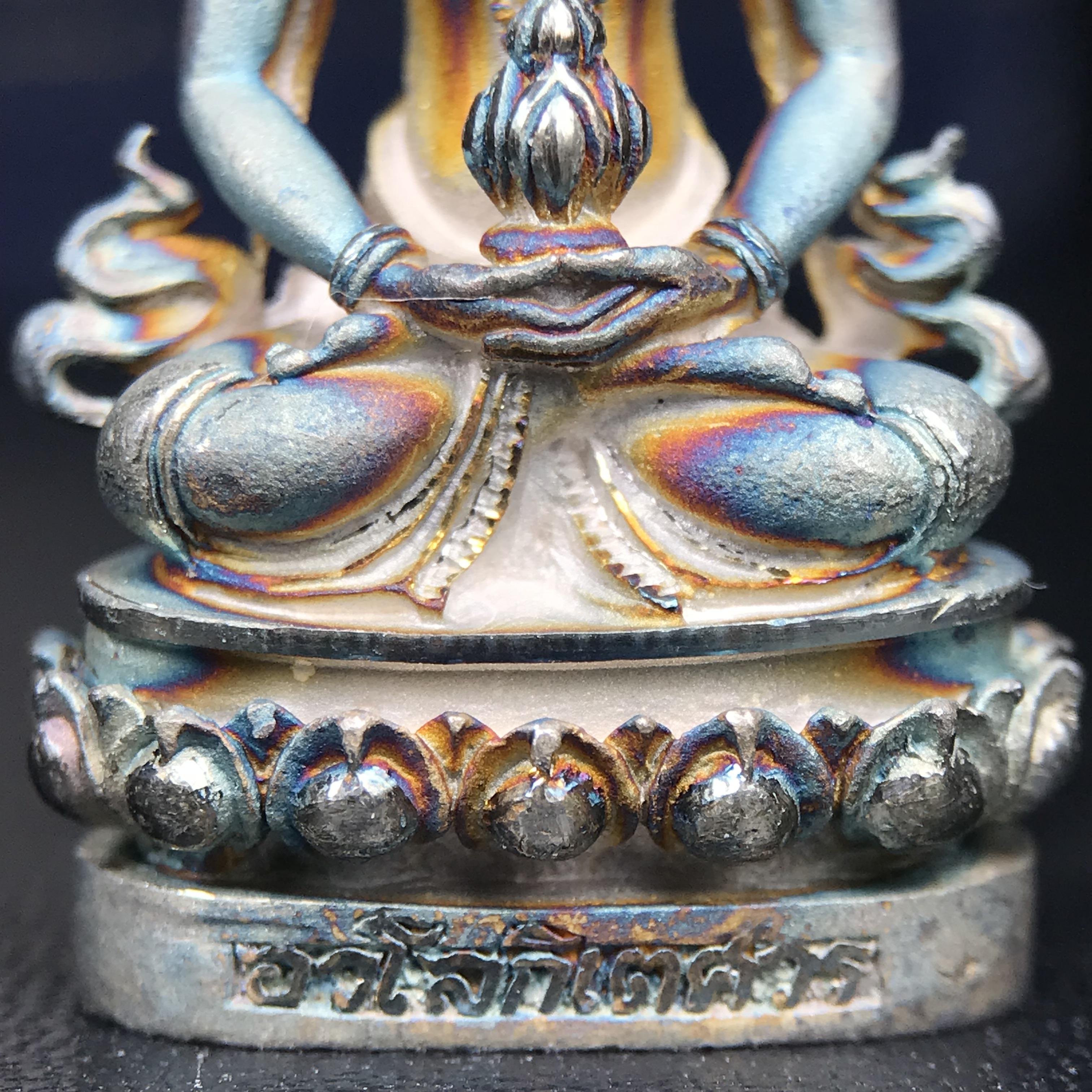 พระกริ่งอวโลกิเตศวร ( เจ้าแม่กวนอิม ) วัดโพธิ์แมนคุณาราม รุ่นอุดมโภคทรัพย์ ปี 2539 เนื้อเงินพ่นทราย(ผิวเดิม ขึ้นสีรุ้งธรรมชาติ แบบนิยม เสน่ห์ของพระเนื้อเงิน)(พร้อมกล่องบรรจุเดิม)(อีกหนึ่งรุ่นยอดนิยม พุทธศิลป์สวยงดงาม)หายาก 1 ใน 5000 องค์*องค์หมายเลข ๓๖๔๒*