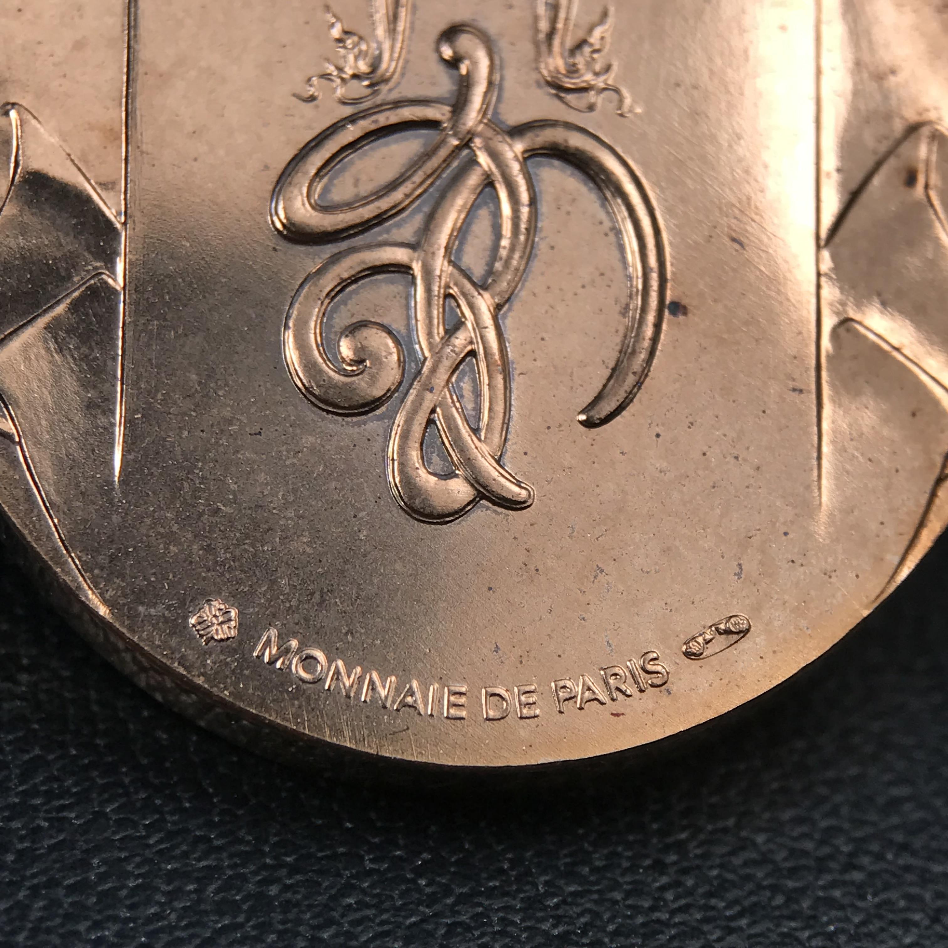 หลวงพ่อทวด พระนามาภิไธย สก. วัดห้วยมงคล จ.ประจวบคีรีขันธ์ ปี 2544(รุ่นแรก) เหรียญเนื้อนวโลหะ(Thai Bonze) ผลิตโดยโรงกษาปณ์ โมเน่ร์เดอปารีส ประเทศฝรั่งเศส สวยงดงามสภาพสวยกล่องใบรับรองครบสมบูรณ์(คุ้มครองแคล้วคลาด พิธีใหญ่) องค์หมายเลข 1807 (1 ใน 2999 เหรียญ)