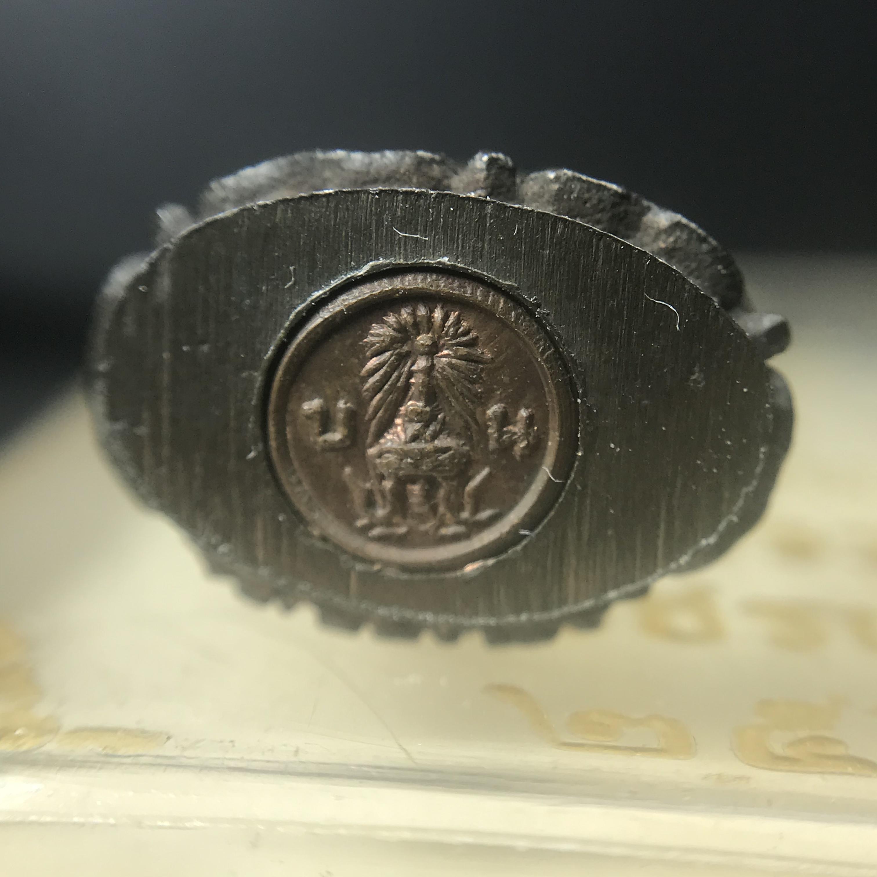 พระกริ่งไพรีพินาศ(รุ่นแรก สมเด็จพระญาณสังวร) วัดเพชรวราราม รุ่นเขาค้อ เนื้อนวโลหะ ตอกโค้ต ปี2520 จ.เพชรบูรณ์(คัดสภาพสวยครบกล่องบรรจุเดิม)(1ใน2309 องค์)