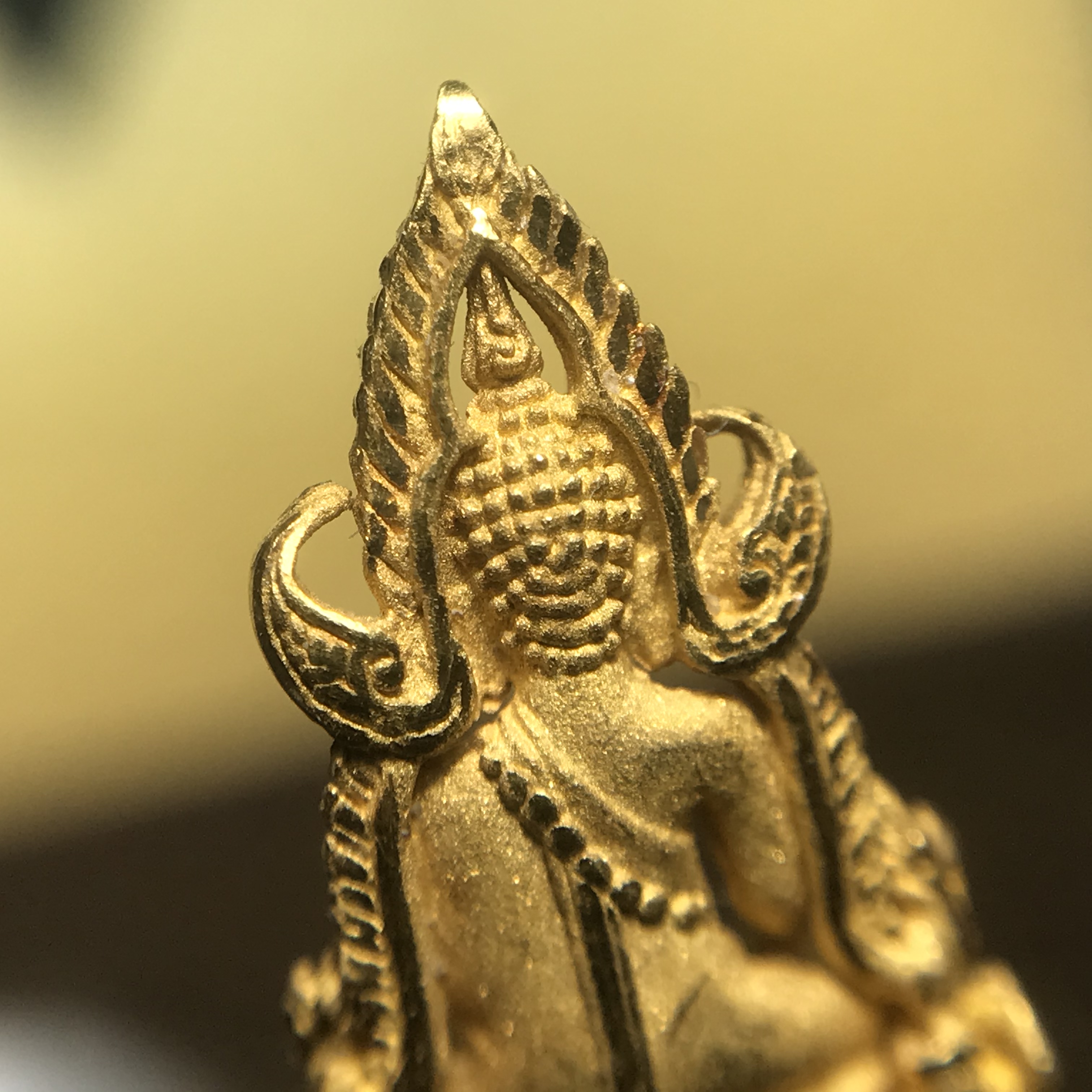 พระพุทธชินราช ภปร. โครงการ "เพราะแผ่นดินนี้ คือ แผ่นดินเกิด" ปี2548(รุ่นแรก) ลอยองค์ หน้าตัก 1/4 นิ้ว เนื้อทองคำบริสุทธิ์ 96.5% (น้ำหนัก 2.5 กรัม)