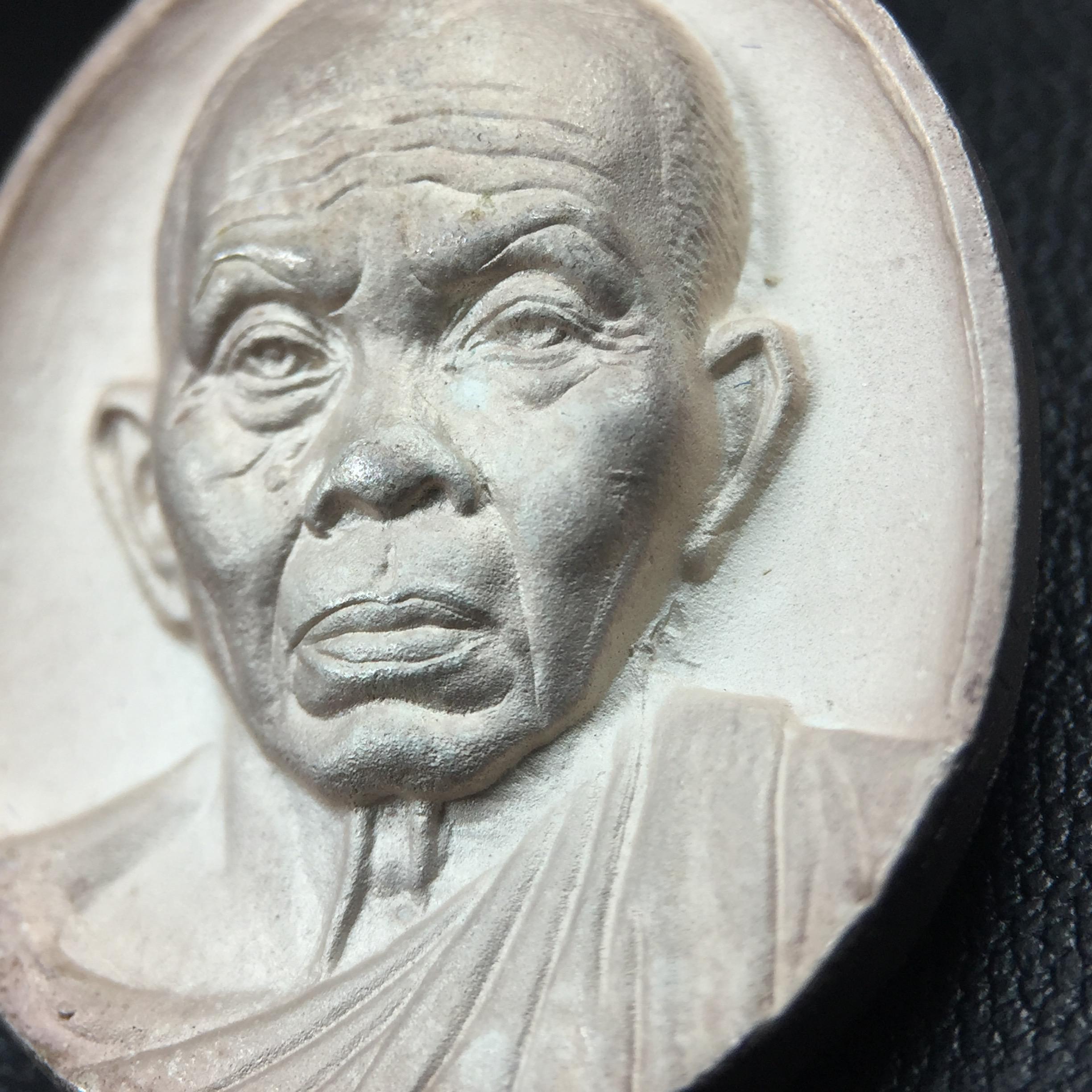 เหรียญรูปเหมือนพระญาณวิทยาคมเถร (หลวงพ่อคูณ ปริสุทโธ)ชุดกาญจนาภิเษกครองราชย์ครบ 50 ปี เนื้อเงิน วัดบวรนิเวศวิหาร ปี พ.ศ. 2538(จัดสร้างได้เหมือนหลวงพ่อคูณมาก มีรายละเอียดและความคมชัดสูง ลูกศิษย์ท่านไม่ควรพลาด วิจิตรศิลป์และพุทธศิลป์งดงาม)พิธีใหญ่