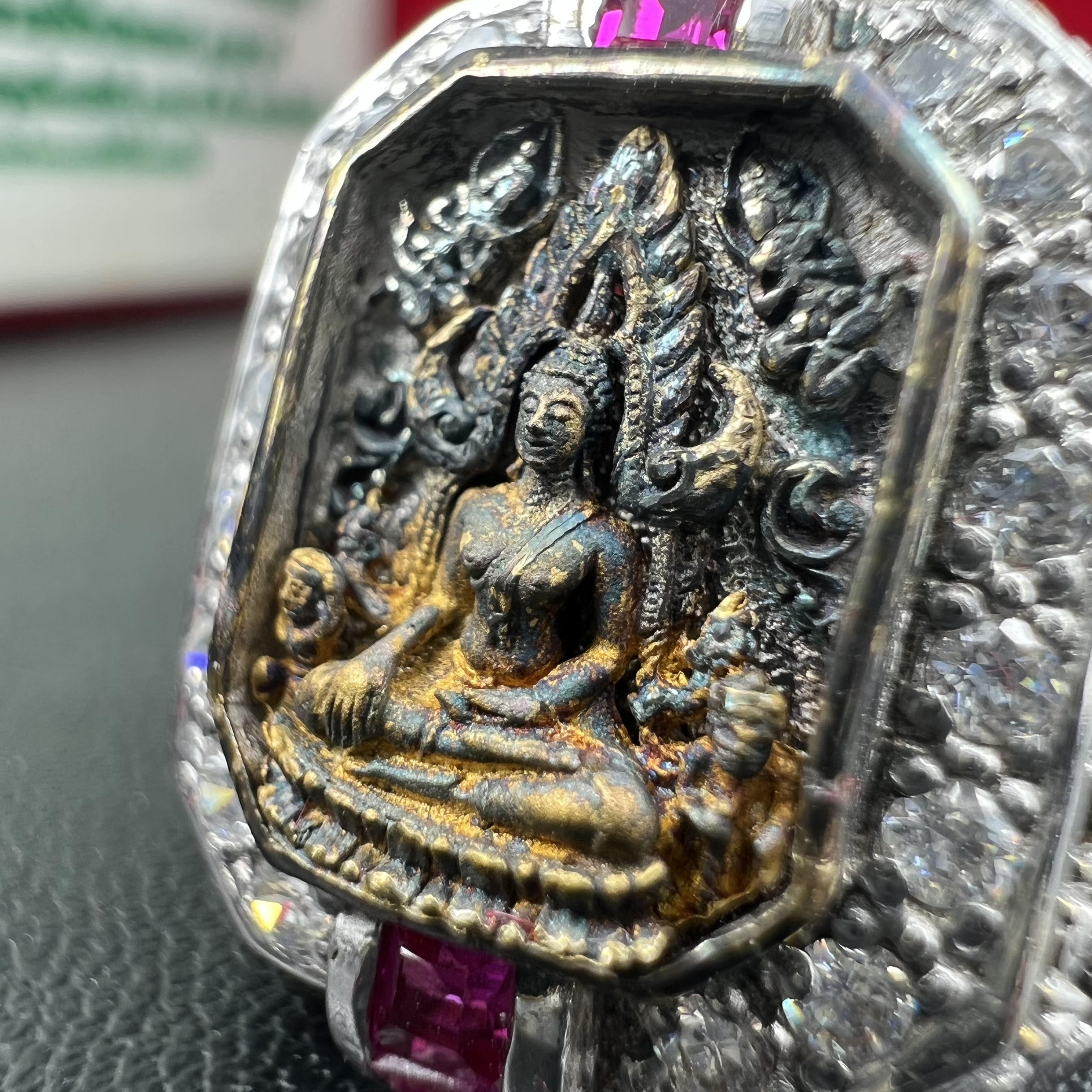 แหวนพระพุทธชินราช ภปร. ในวโรกาสเฉลิมพระชนมายุ6รอบ 5ธันวาคม2542 มูลนิธิพิทักษ์ดวงตาประชาชน จัดสร้าง แหวนเนื้อเงินเคลือบทองคำบริสุทธิ์ประดับเพชร CZ เกรดนอก ตอกโค๊ตและหมายเลข 504(ผลรวมได้ 9 เลขมหามงคลเจริญก้าวหน้าในทุกด้าน) พร้อมกล่องบรรจุเดิมครบ(หายาก)