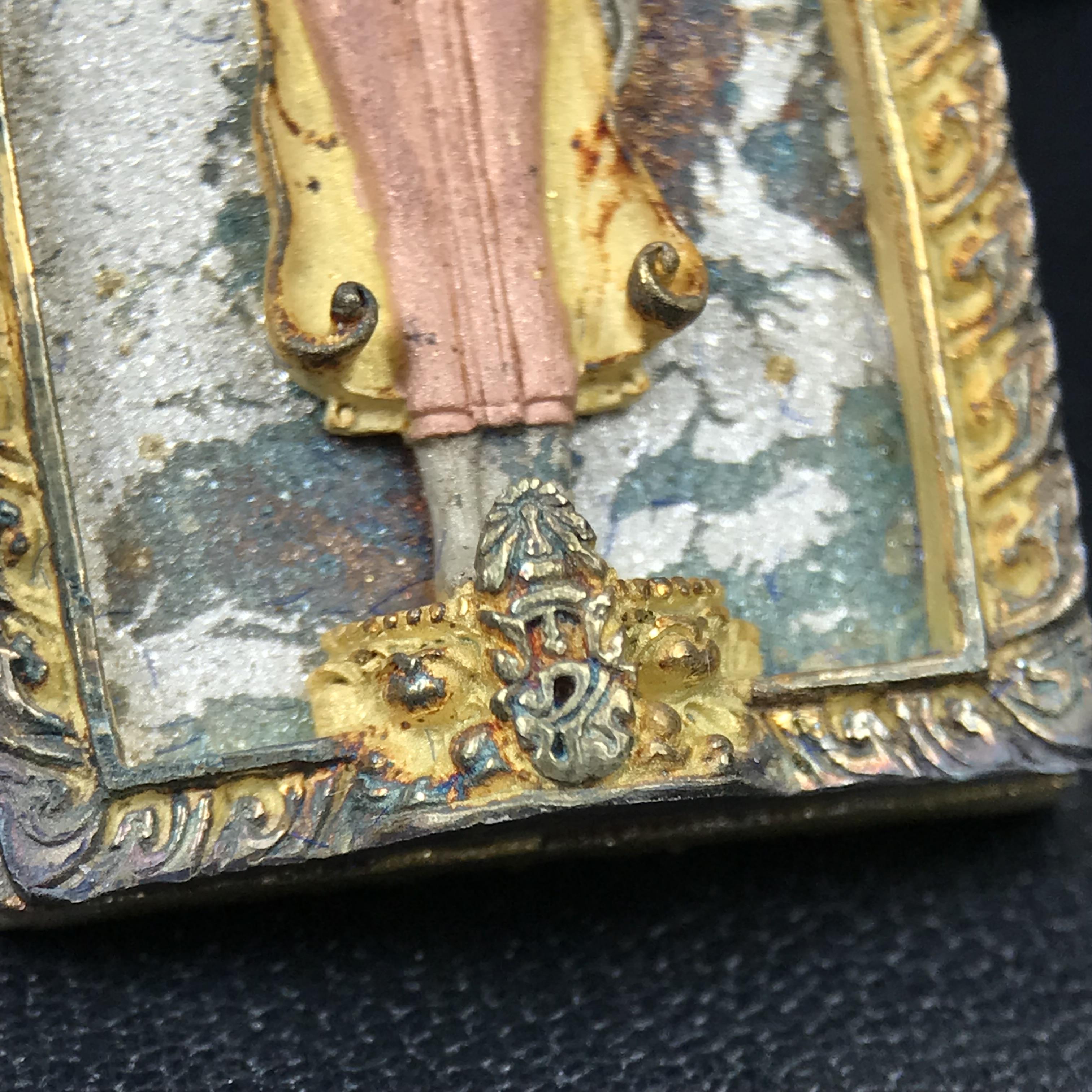 พระพุทธกาญจนพรสยามภูมิ ภปร. ปี 2539 เนื้อเงินสามกษัตริย์พื้นทรายประกาย(ผิวเดิมสวย) พิมพ์ทรงใบขนุน ขนาด3.2ซม. พระพุทธรูปประจำพระชนมวาร รัชกาลที่9 จัดสร้างในวโรกาสทรงครองสิริราชสมบัติครบ50ปี(องค์หมายเลขมหามงคลเลข ๙๙๙(เจริญก้าวหน้าในทุกด้าน)(1 ใน 5000 องค์)