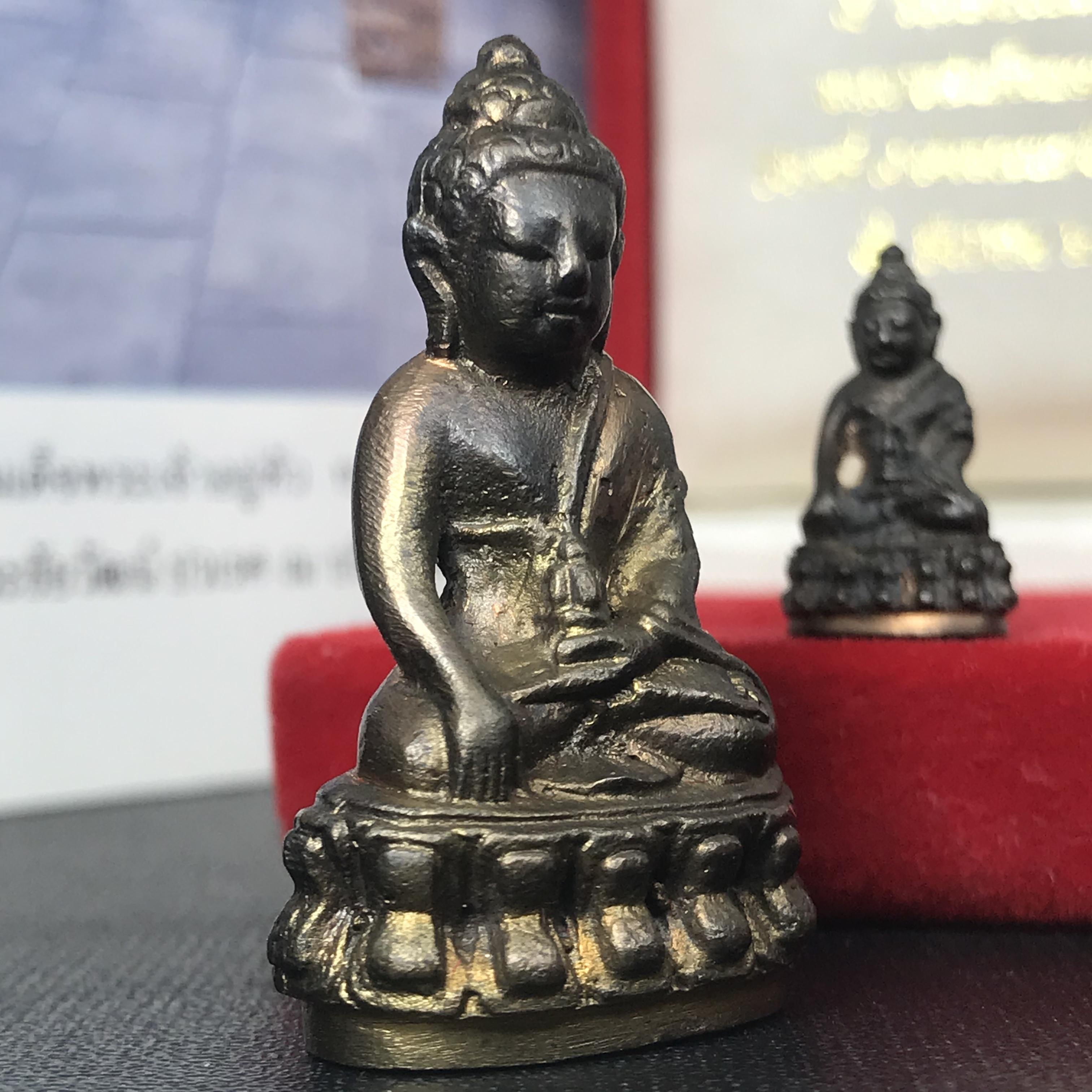 พระกริ่ง-พระชัยวัฒน์ ปวเรศ ปี2530 วัดบวรนิเวศราชวรวิหาร(ในหลวง ร.9 เสด็จเททอง)(บรรจุเส้นเกศาในหลวงรัชกาลที่9)พร้อมสูจิบัตรเดิมตอนจัดสร้าง(สภาพสวยครบสมบูรณ์) (องค์หน้าใหญ่)(องค์ทองทบ)แบบพิมพ์นิยมหายาก