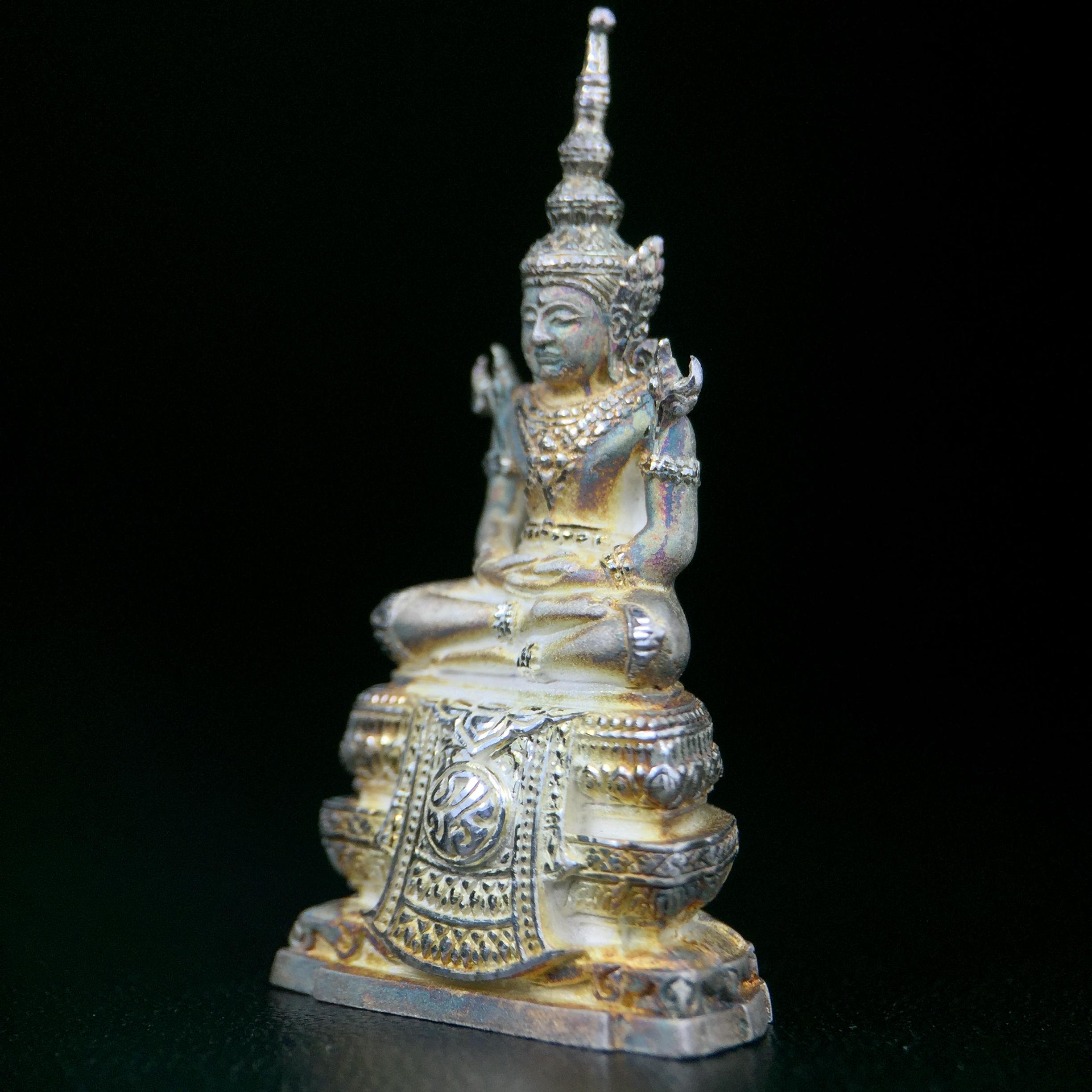 พระแก้วมรกต ภปร. ปี2547 จัดสร้างโดย รพ.ภูมิพลฯ ลอยองค์ หน้าตัก 1/2 นิ้ว เนื้อเงิน(สภาพผิวเดิมขึ้นสีรุ้งธรรมชาติ แบบนิยม สวยมากๆเสน่ห์พระเนื้อเงิน สีสันที่ธรรมชาติสรรค์สร้าง) งดงามทรงคุณค่าอีกหนึ่งรุ่นยอดนิยม หายาก(1ใน3000องค์)