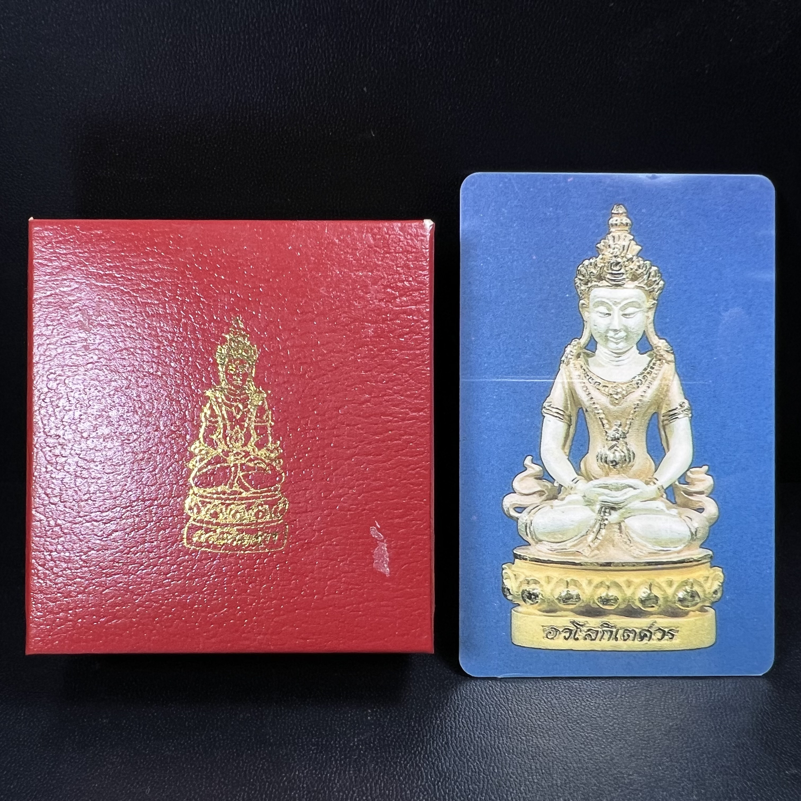 พระกริ่งอวโลกิเตศวร ( เจ้าแม่กวนอิม ) วัดโพธิ์แมนคุณาราม รุ่นอุดมโภคทรัพย์ พ.ศ.2539 เนื้อเงิน 3 กษัตริย์ พ่นทราย(ผิวเดิม ขึ้นสีรุ้งธรรมชาติ แบบนิยม เสน่ห์ของพระเนื้อเงิน) (พร้อมกล่องบรรจุการ์ดใบรับรองเดิมครบ) (อีกหนึ่งรุ่นยอดนิยม พุทธศิลป์สวยงดงาม)