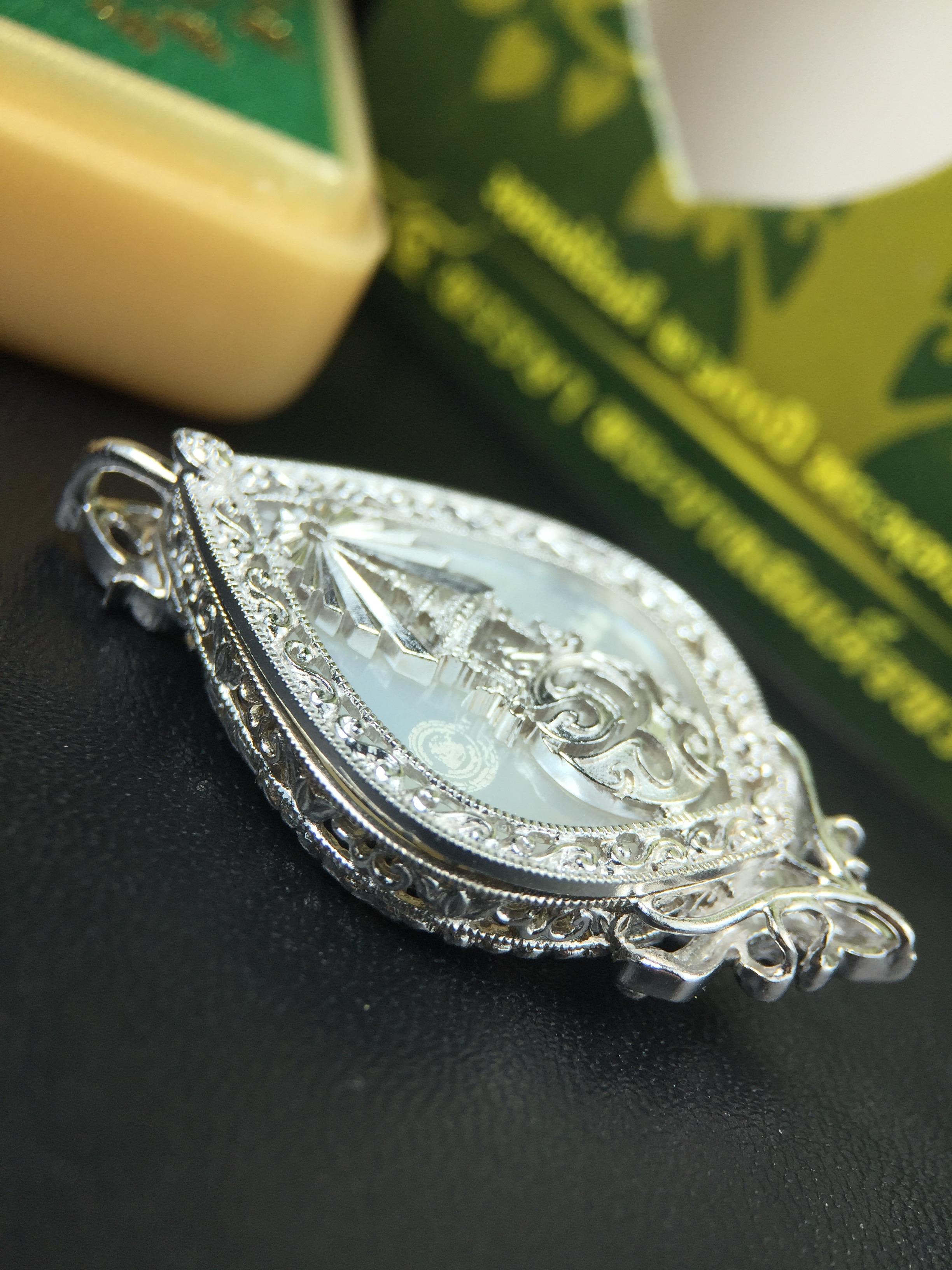 พระพุทธชินราช(จำลอง) ภปร. 84 พรรษา ทรงหยดน้ำ เนื้อเงินชุบทองคำขาว ขนาด 20*36 มม. (พระราชทานมวลสาร จิตรลดาและเส้นพระเจ้า(เส้นผม)รัชกาลที่9)พุทธศิลป์ทรงคุณค่าอีกหนึ่งรุ่นยอดนิยม งดงาม ทรงคุณค่า หายาก