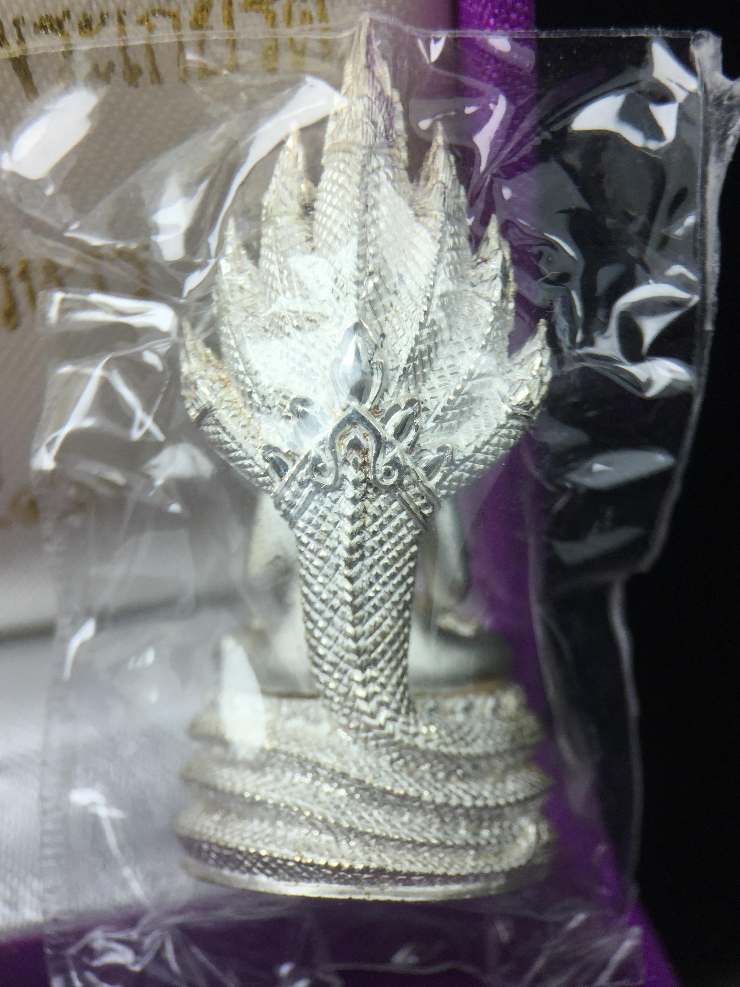 พระนาคปรก สธ. รุ่นสร้างพระอุโบสถเฉลิมพระเกียรติ 4 รอบ 84 พรรษา สมเด็จพระเทพรัตนราชสุดาฯ วัดบวรนิเวศวิหาร ปี 2543 พิมพ์ใหญ่ เนื้อเงินบริสุทธิ์ แบบพ่นทรายขัดเงาบางส่วน(สภาพ สวย ซีนซองกล่องบรรจุเดิมครบ)พิธีใหญ่ พุทธศิลป์งดงาม หายาก (1 ใน 1999 องค์)