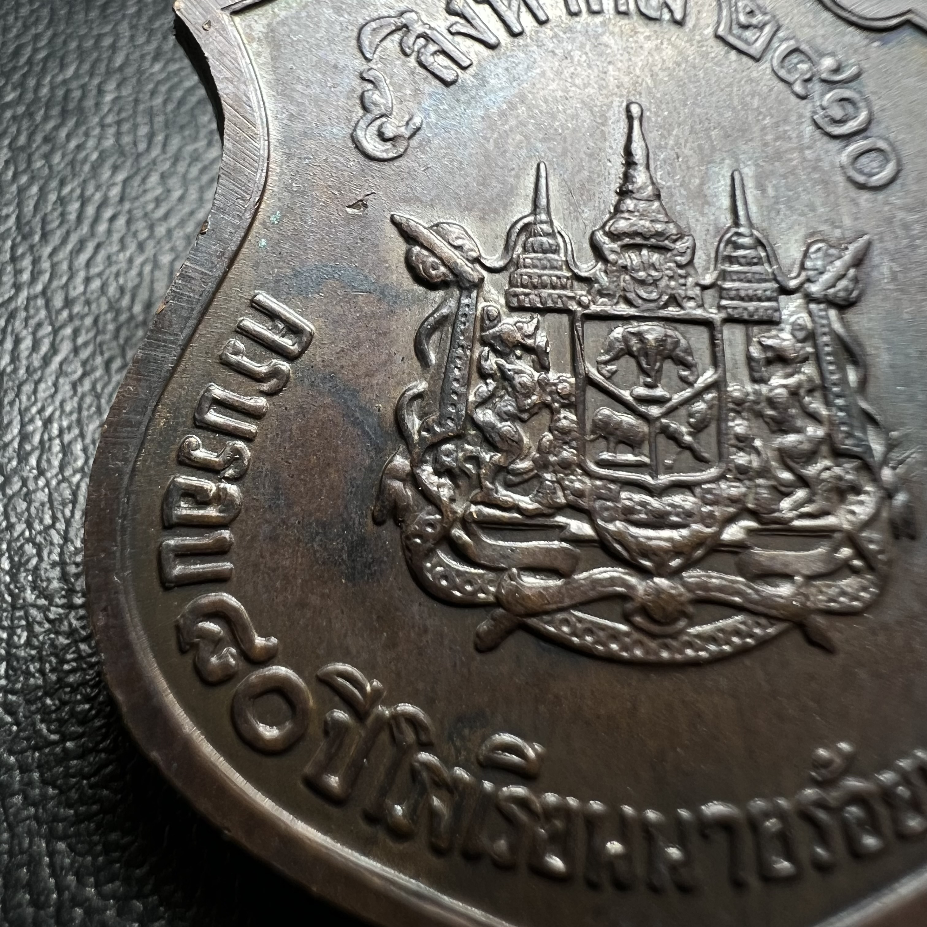 เหรียญรัชกาลที่ 5 ครบรอบ 80 ปี โรงเรียนนายร้อยพระจุลจอมเกล้า ปี2510(รุ่นเเรก) เนื้อทองแดง(คัดสวยสภาพเหรียญสวย สวย แบบนี้ปัจจุบันหายากมากแล้ว)หลวงปู่ทิม , หลวงปู่โต๊ะ และเกจิมีชื่อในยุคต้นปี 2500 หลายรูปร่วมปลุกเสก (พระดี ปีลึก พิธีใหญ่)