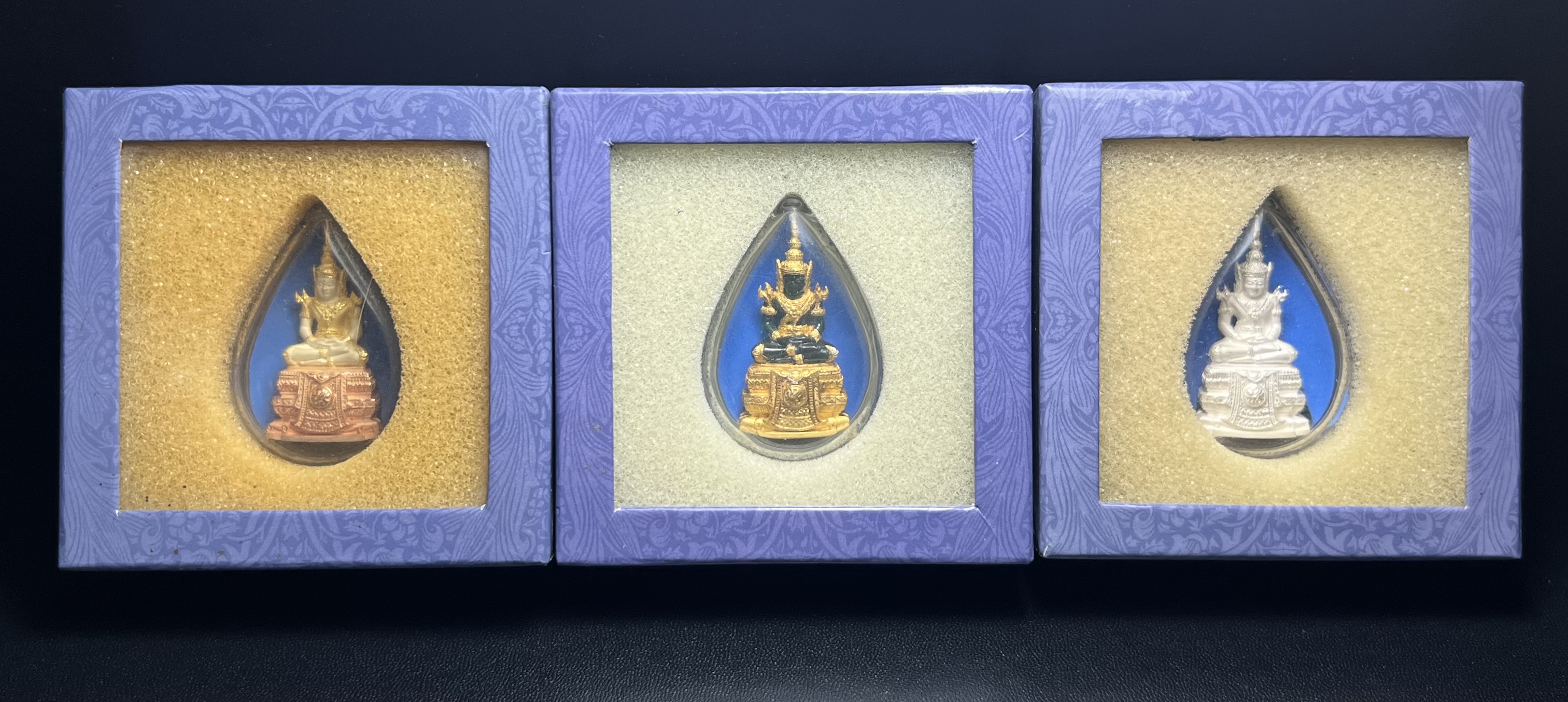 พระแก้วมรกต ภปร. จัดสร้างโดย รพ.ภูมิพลฯ ปี2547 ลอยองค์ขนาดหน้าตัก 1/2 นิ้ว (เนื้อเรซิ่นหุ้มทองคำ99.99%+เนื้อเงิน+เนื้อเงินสามกษัตริย์)(1ชุด 3 องค์)งดงามทรงคุณค่าอีกหนึ่งรุ่นยอดนิยม หายาก