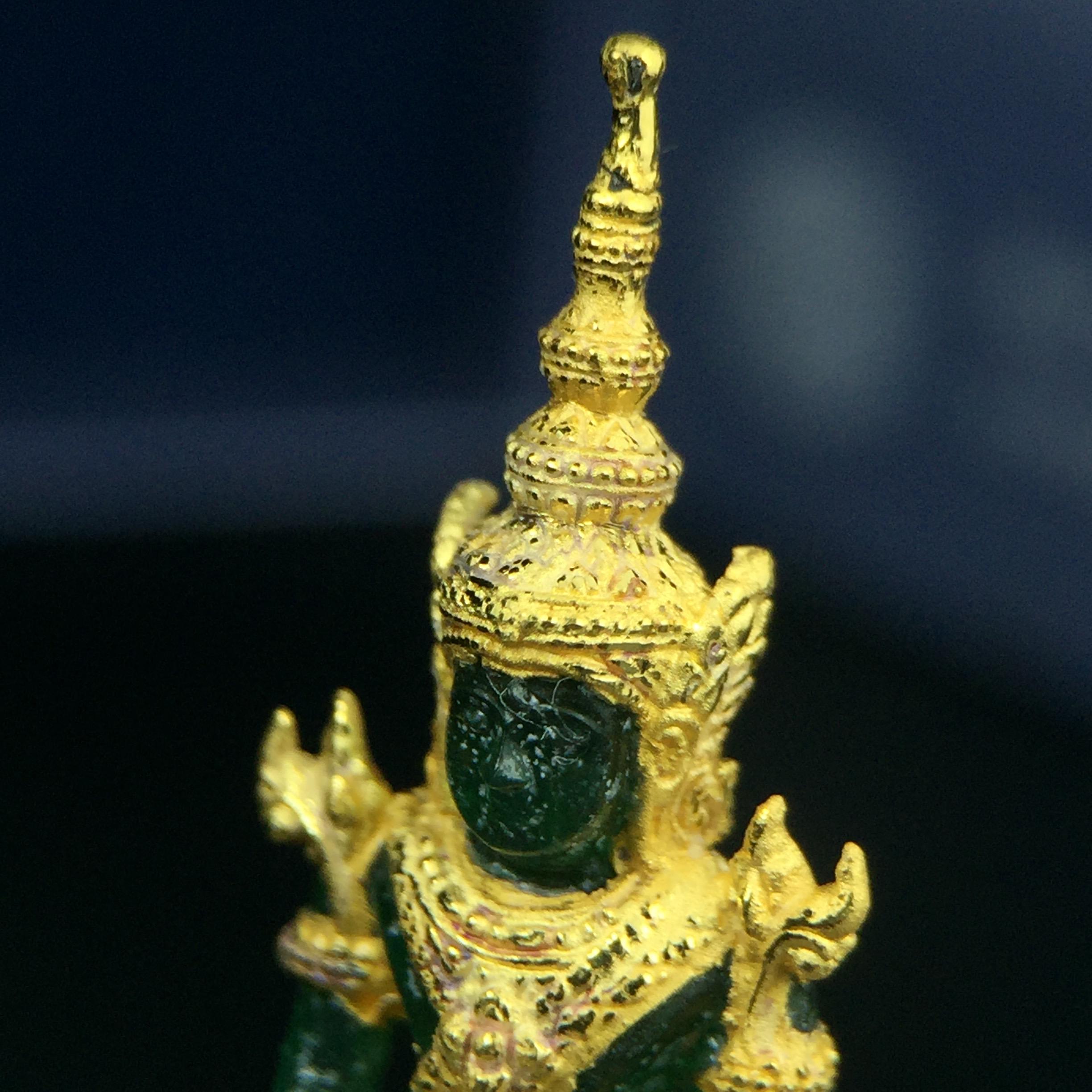 พระแก้วมรกต ภปร. จัดสร้างโดย รพ.ภูมิพลฯ ปี2547 ลอยองค์ขนาดหน้าตัก 1/2 นิ้ว เนื้อเรซิ่นหุ้มทองคำ99.99 งดงามทรงคุณค่าอีกหนึ่งรุ่นยอดนิยม หายาก