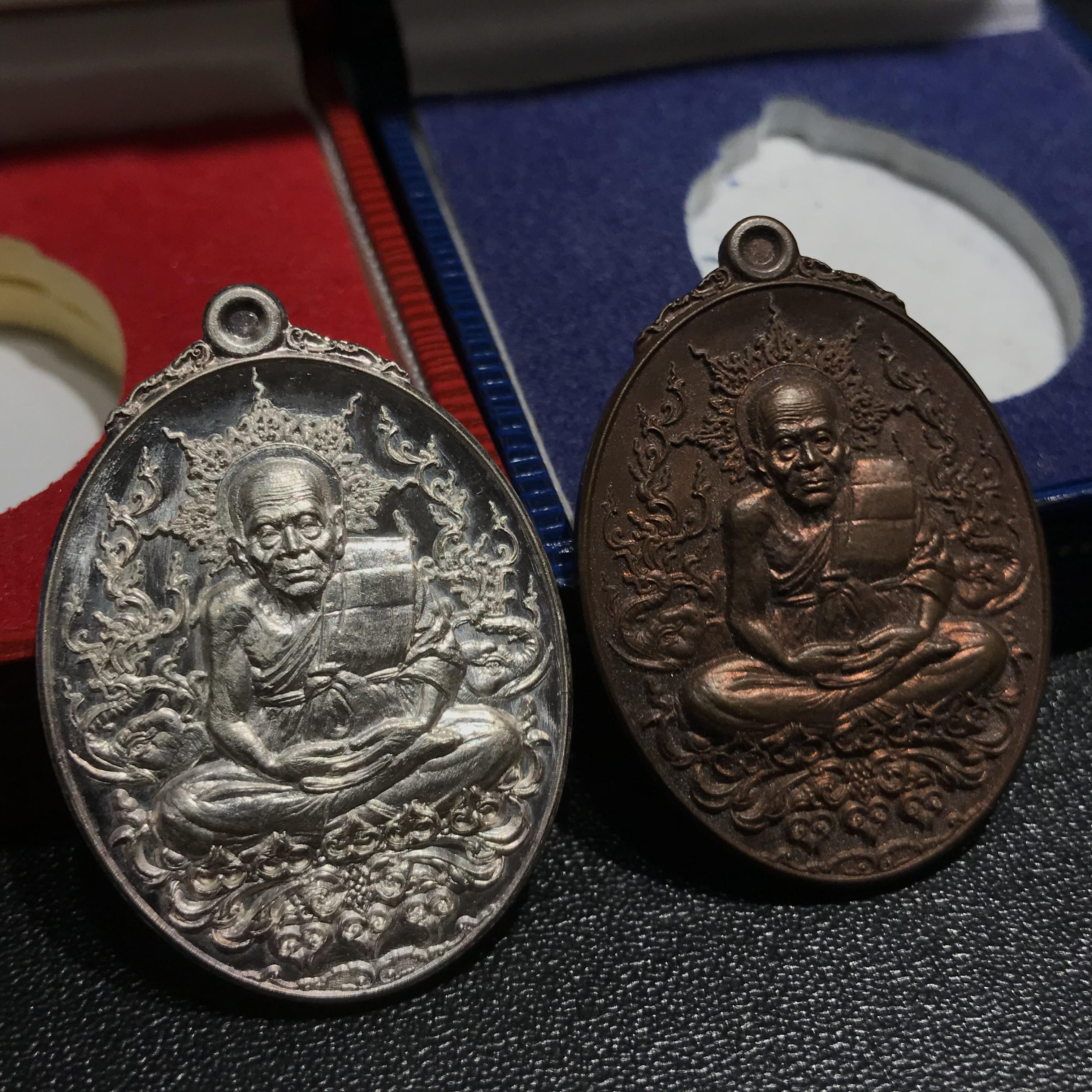 เหรียญหลวงปู่ทวด ญสส. ทรงเจริญพระชันษาครบ 100 ปี สมเด็จพระสังฆราชฯ ปี2556 เนื้อเงิน+เนื้อนวโลหะ(หายากสร้างน้อย)