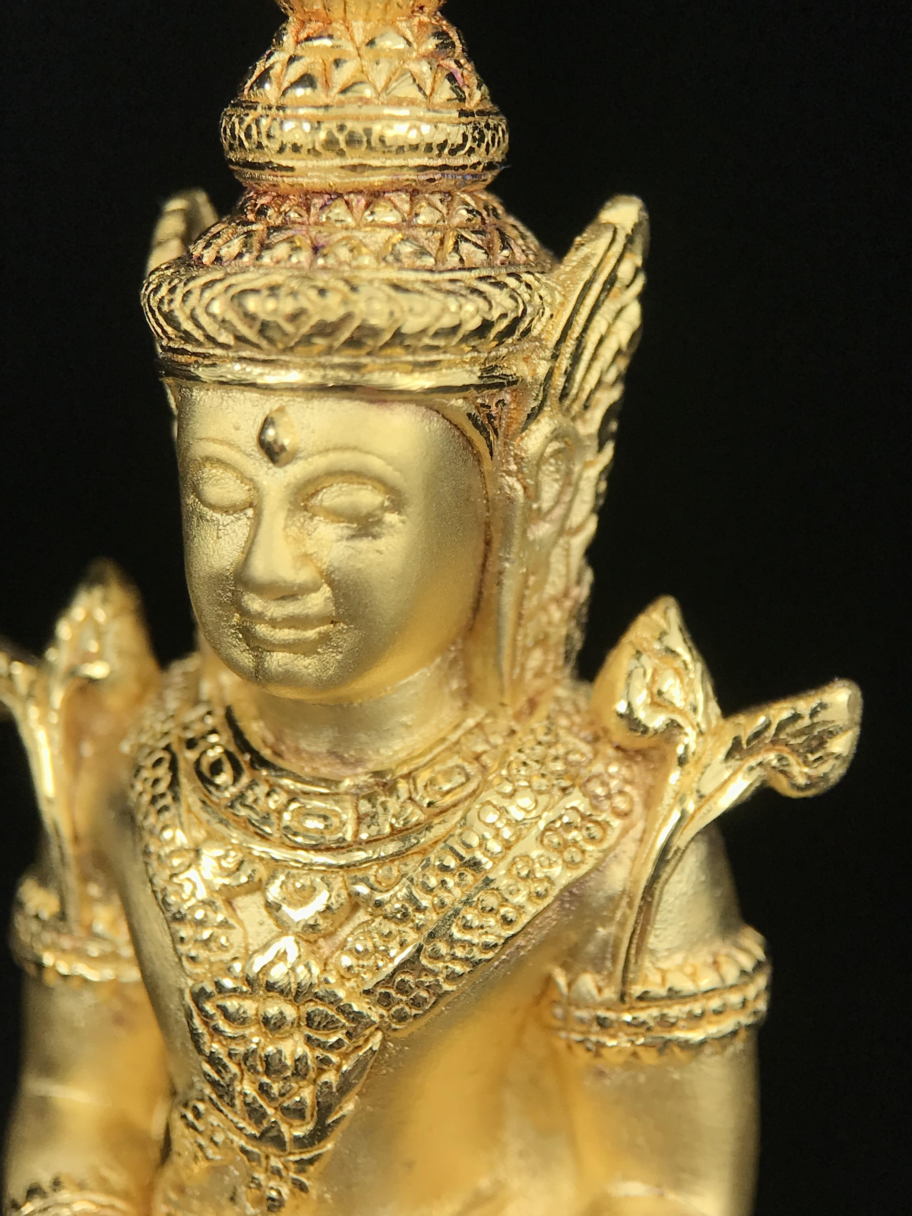 พระแก้วมรกต ภปร.(รุ่นแรก)ปี2545 รุ่นฉลองกรุงรัตนโกสินทร์ครบ 220 ปี หล่อลอยองค์ เนื้อทองคำบริสุทธิ์99.99% ขนาดบูชา 50*90 มม.(องค์หมายเลข ๗๘๙)(เลขมังกร 789 พลังแห่งความ มั่งคั่ง ร่ำรวย อำนาจ บารมี)สุดยอดมงคลแผ่นดินที่ควรเก็บรักษา บูชาเป็นมงคลชีวิต(หายากมาก)