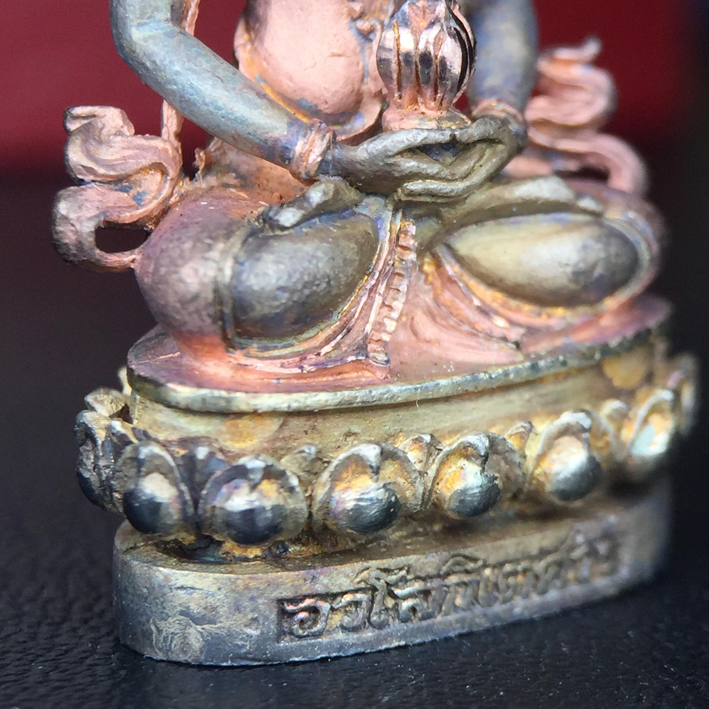 พระกริ่งอวโลกิเตศวร ( เจ้าแม่กวนอิม ) วัดโพธิ์แมนคุณาราม รุ่นอุดมโภคทรัพย์ พ.ศ.2539 เนื้อเงิน 3 กษัตริย์ พ่นทราย(ผิวเดิม ขึ้นสีรุ้งธรรมชาติ แบบนิยม เสน่ห์ของพระเนื้อเงิน) (พร้อมกล่องบรรจุการ์ดใบรับรองเดิมครบ) (อีกหนึ่งรุ่นยอดนิยม พุทธศิลป์สวยงดงาม)