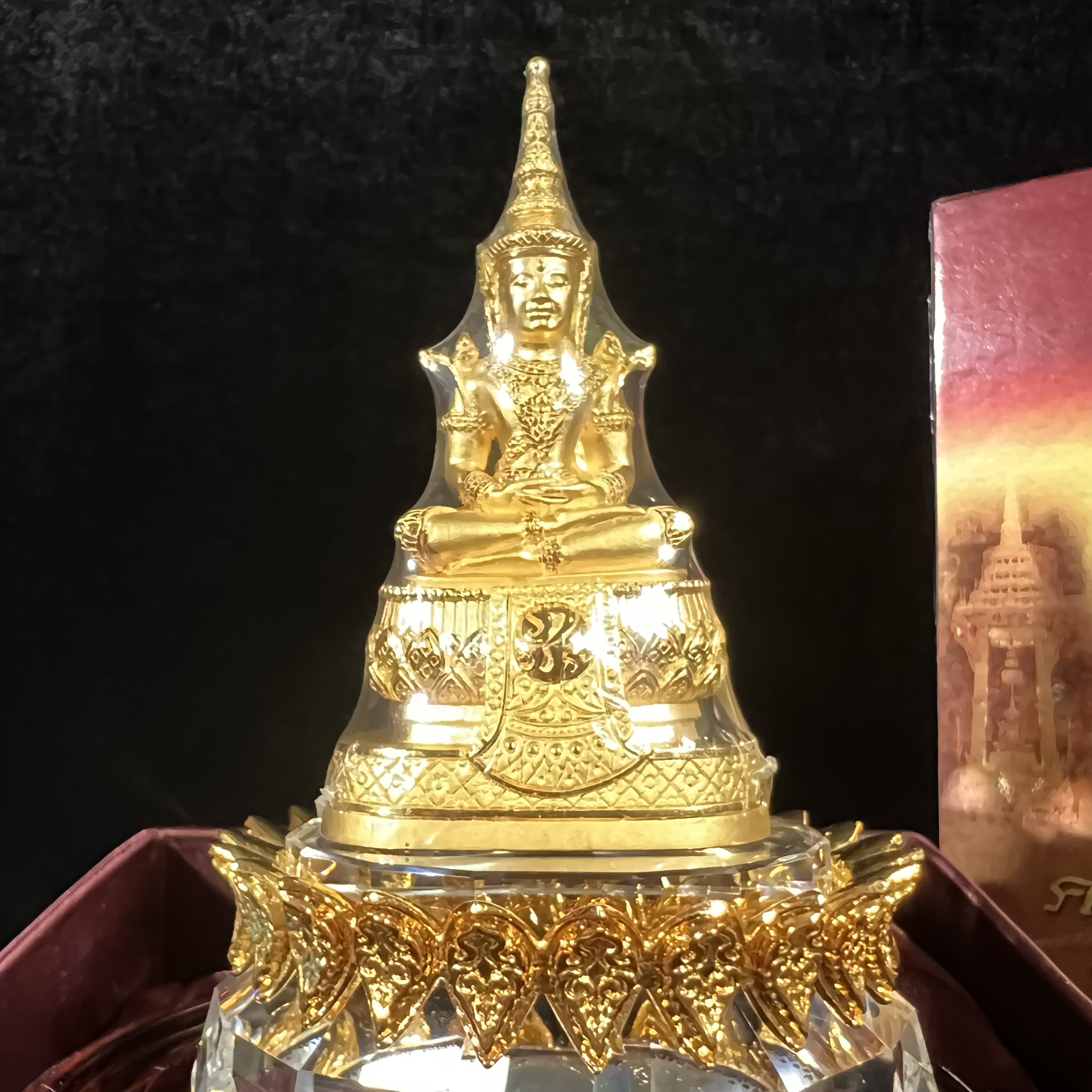 พระแก้วมรกต ภปร.(รุ่นแรก) ปี2545 รุ่นฉลองกรุงรัตนโกสินทร์ครบ 220 ปี หล่อลอยองค์ เนื้อทองคำบริสุทธิ์99.99% ขนาดบูชา 50*90 มม. พร้อมฐานวางครอบแก้วเดิมกล่องบรรจุเดิมครบสมบูรณ์(สวยงามและหายากมาก)(1ใน1000องค์)