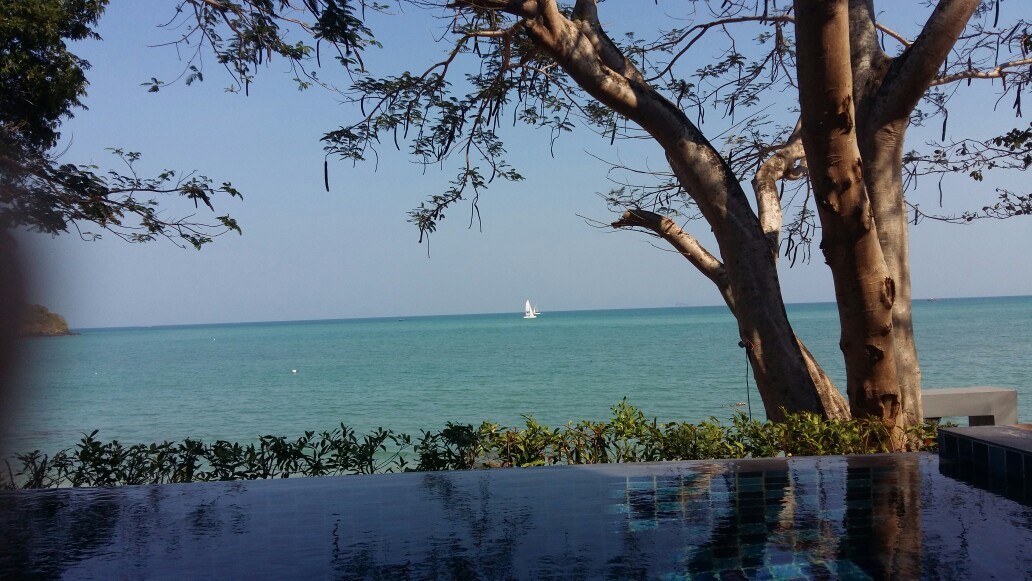 For Rent : 1 Bed room Private Pool Villa on beach at Koh Sirea