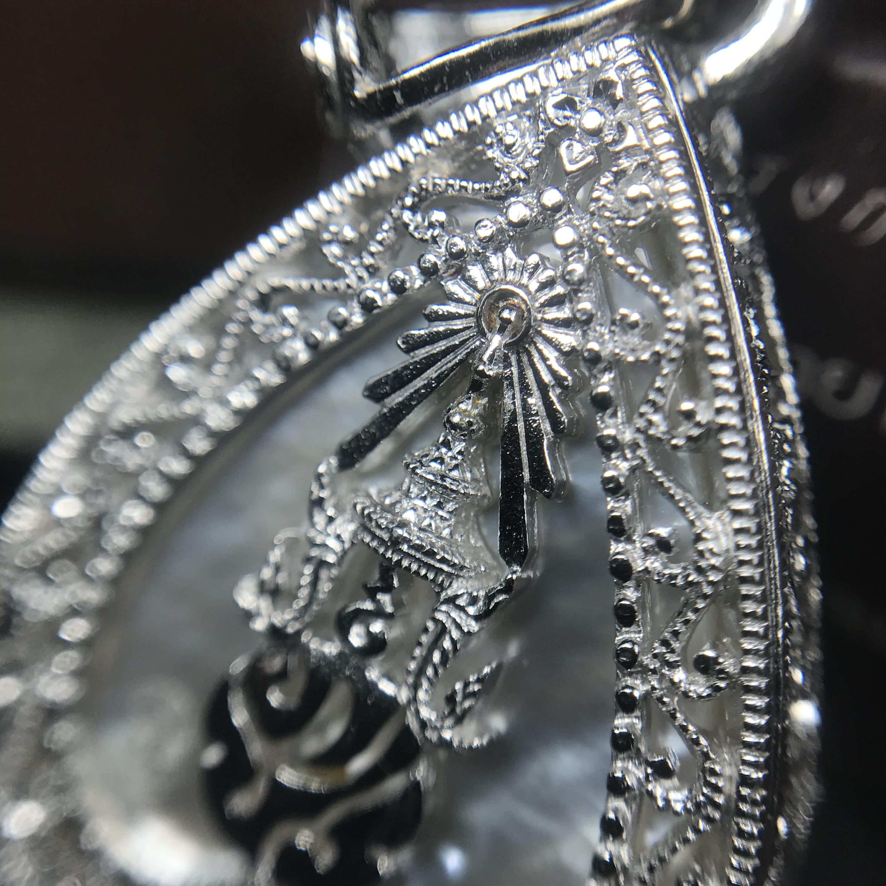 พระพุทธชินราช ภปร. โครงการ "เพราะแผ่นดินนี้ คือ แผ่นดินเกิด" ปี2548(รุ่นแรก) เหรียญทรงใบโพธิ์ ขนาด 21 x 29 มม. เนื้อเงินสามกษัตริย์ องค์พระชุบสามกษัตริย์ ล้อมด้วยกรอบเงินชุบทองคำขาวสลักเสลาเป็นลวดลายละเอียดอ่อน ส่วนพื้นองค์พระเป็นเปลือกหอยมุข