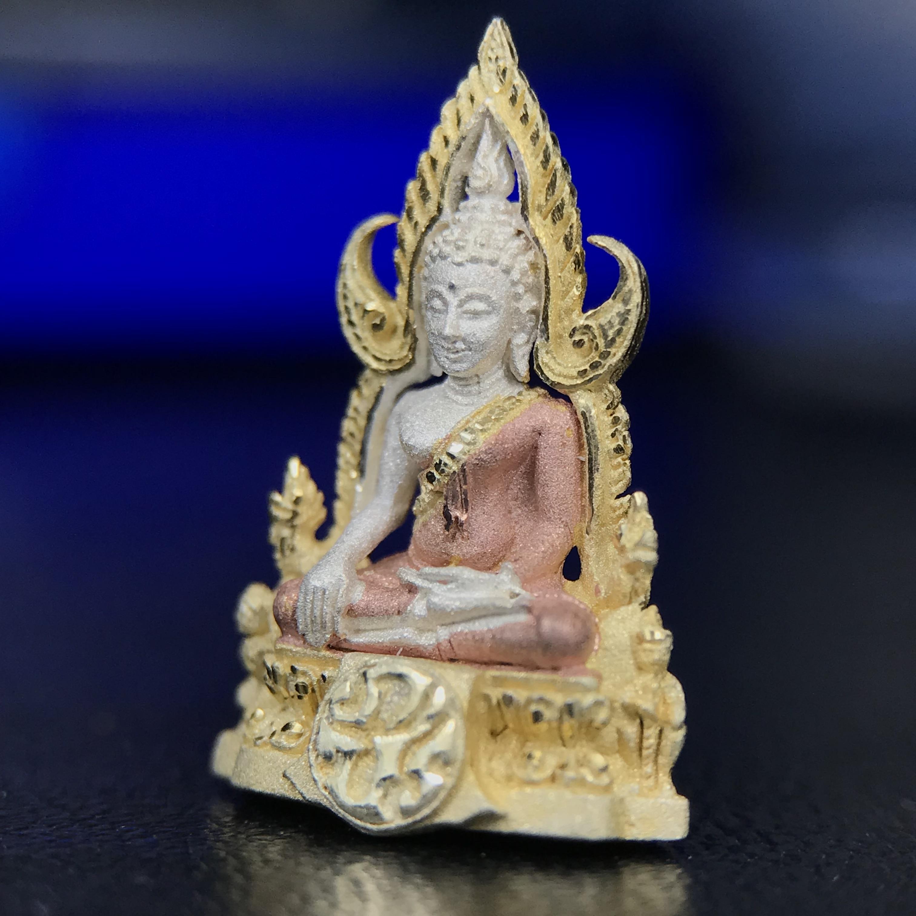 พระพุทธชินราช ภปร. โครงการ เพราะแผ่นดินนี้คือแผ่นดินเกิด เนื้อเงินชุบสามกษัตริย์ ปี2551 ขนาดหน้าตัก1/4นิ้ว(ขนาด1.1x1.6 ซม.) (สวยงามทรงคุณค่า อีกหนึ่งรุ่นยอดนิยมหายาก) (สภาพคัดสวย กล่องบรรจุเดิมครบ)