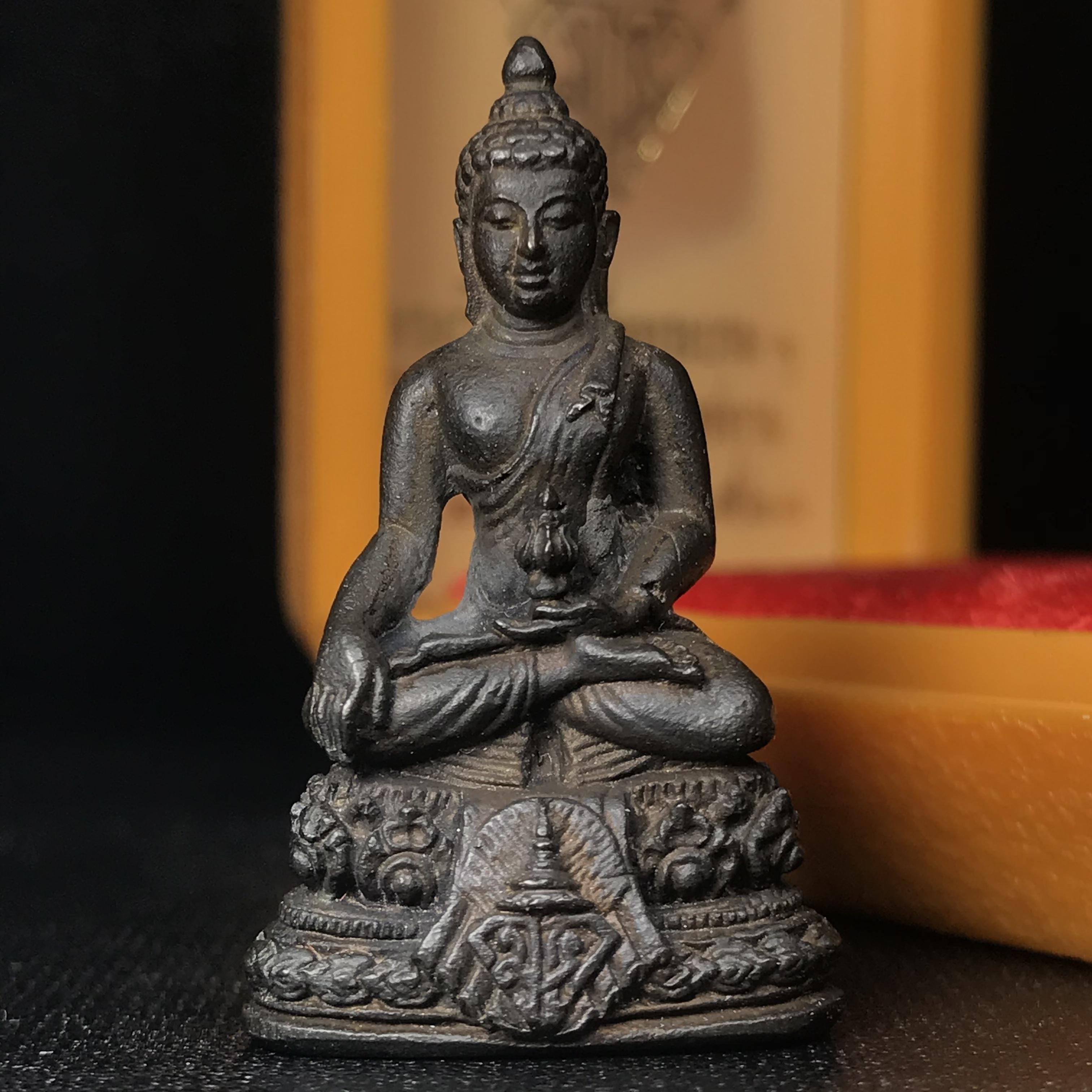 พระกริ่ง มวก(รุ่นแรก)พระราชทาน ปี2523 วัดบวรนิเวศวิหาร เนื้อนวโลหะกล่องบรรจุเดิม(คัดสวยคมชัด เนื้อนวโลหะเข้มขลังตามแบบฉบับงานแกะแม่พิมพ์โดย นายช่างเกษม มงคลเจริญ แบบนิยม พร้อมกล่องบรรจุเดิม)(หลวงปู่โต๊ะร่วมปลุกเสก)