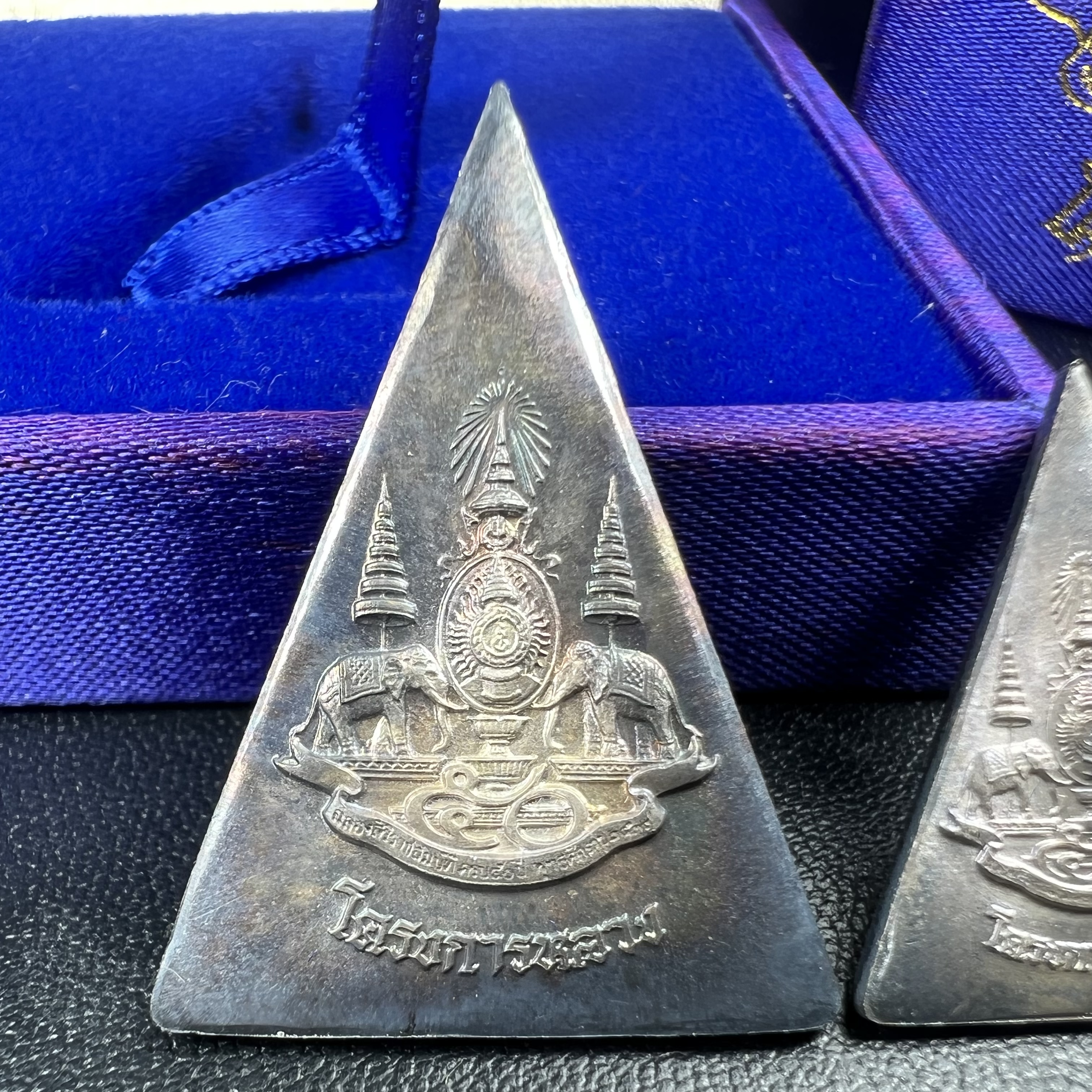 พระพุทธนวราชบพิตร พระพิมพ์จิตรลดา โครงการหลวง ปี2539 (พิมพ์ใหญ่+พิมพ์เล็ก) เนื้อเงินผิวเดิมขึ้นสีรุ่ง สวย แบบนิยมพร้อมกล่องบรรจุเดิม พิธีใหญ่ ปลุกเสกวัดพระแก้ว(1ชุด 2 องค์)