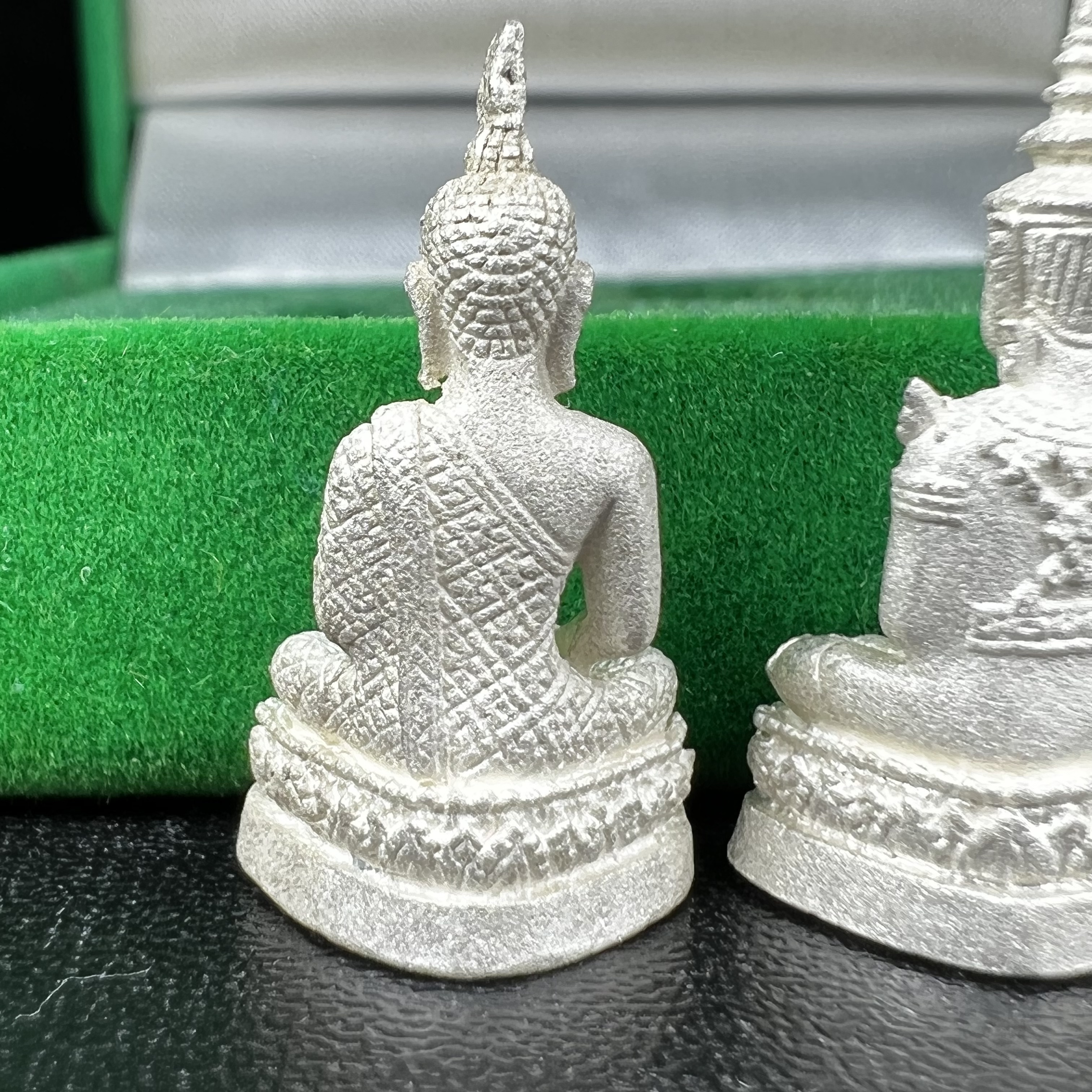 พระแก้วมรกต สธ. วัดบวรนิเวศวิหาร พ.ศ.2538 รูปเหมือนลอยองค์พระแก้วมรกต ชุดเงินบริสุทธิ์ ทรงเครื่อง 3 ฤดู (มีโค็ด หมายเลขกำกับชุดที่ 1396)พิมพ์ใหญ่ 3 องค์ 3 ฤดู ร้อน ฝน หนาว(1 ใน 2000 ชุด)หายาก