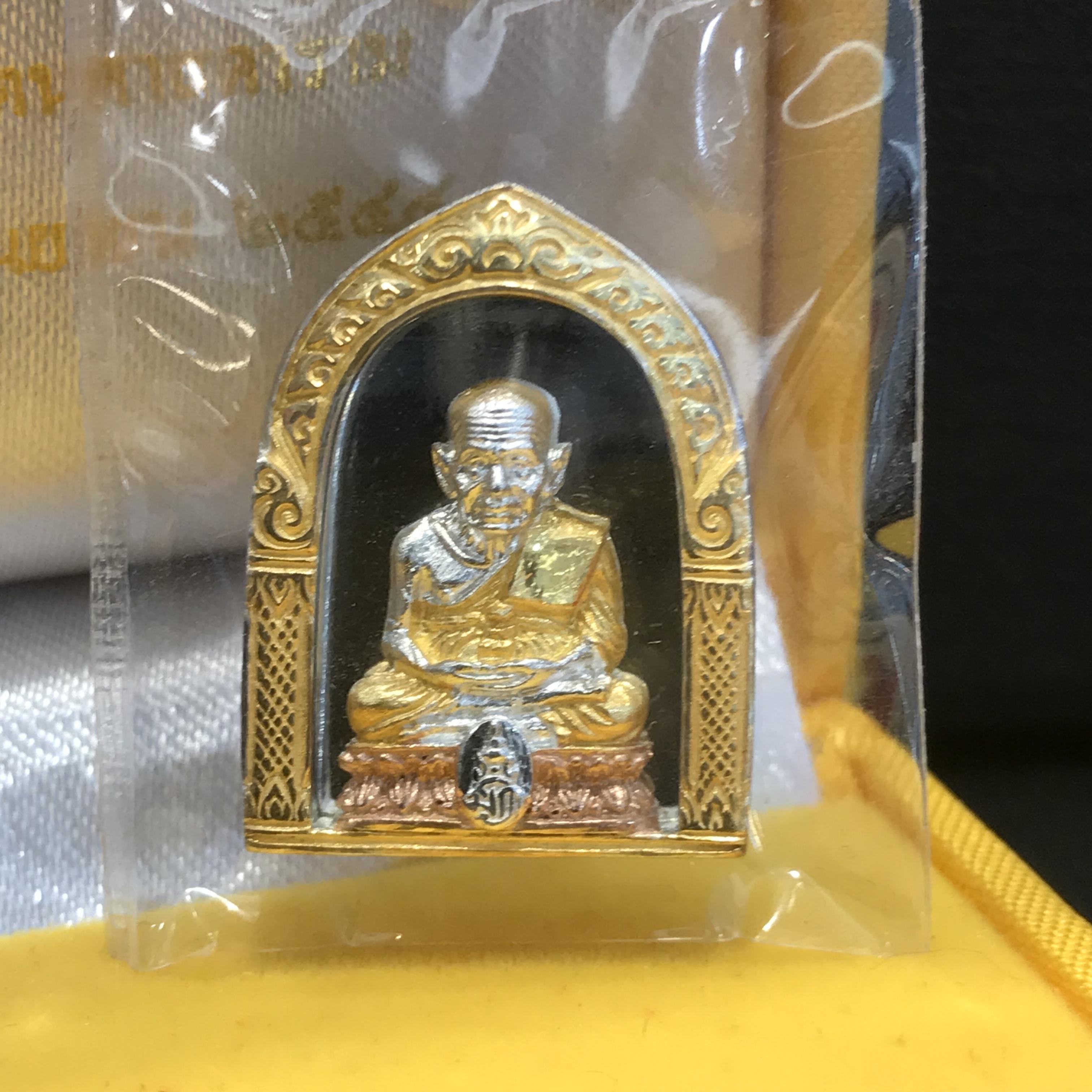 สมเด็จหลวงปู่ทวด รุ่น เฉลิมพระเกียรติ ตราสัญลักษณ์ มวก. วัดช้างให้ พิมพ์ซุ้มกนกเนื้อเงิน-สามกษัตริย์ ปี2544