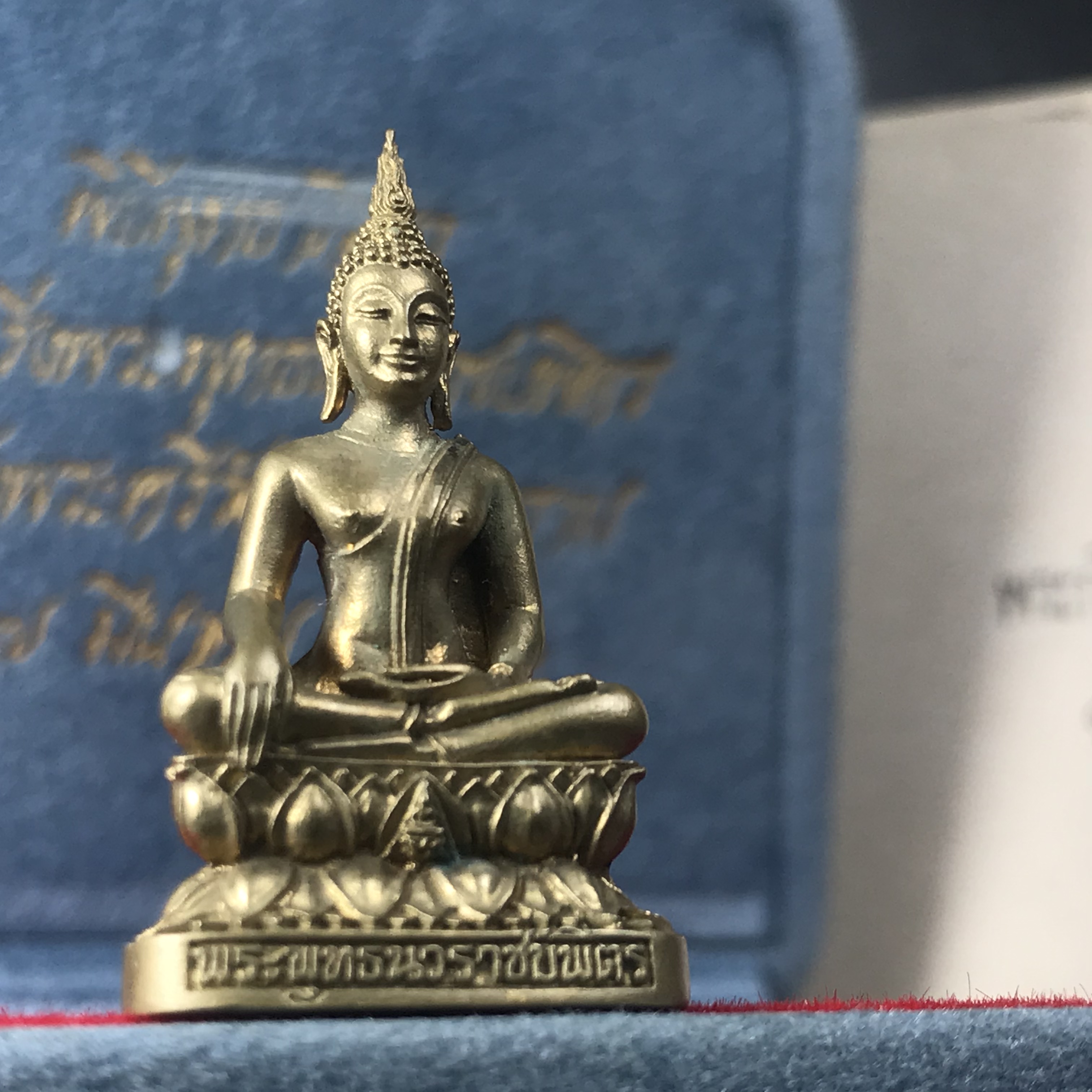 พระกริ่งพระพุทธนวราชบพิตร ครองสิริราชสมบัติครบ 50 ปี พ.ศ.2540 เนื้อทอง93 ชุดพระราชทาน(หายาก)