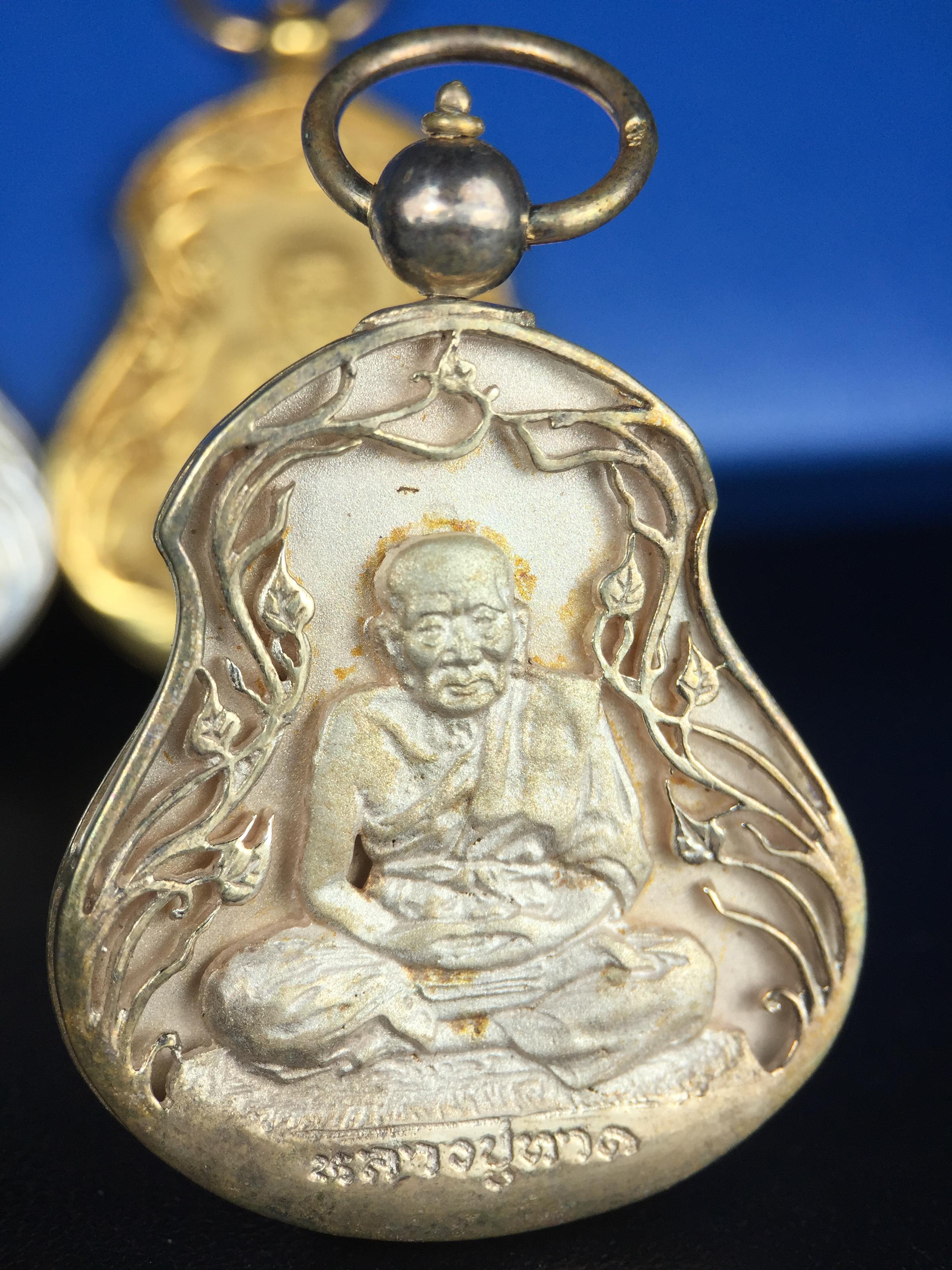 เหรียญหลวงปู่ทวด พระนามาภิไธย สก. แบบงานฉลุโบราณ(HAND MADE) ปี 2544 ชุดทองคำ(เนื้อทองคำ(15.16 กรัม)+เนื้อเงิน+เนื้อบรอนซ์)พิธีปลุกเสก ณ อุโบสถวัดช้างให้ และ พิธีมังคลาภิเษก ณ พระอุโบสถ วัดพระศรีรัตนศาสดาราม(วัดพระแก้ว) (1 ใน 500 ชุด)พบเจอน้อยหายากมาก