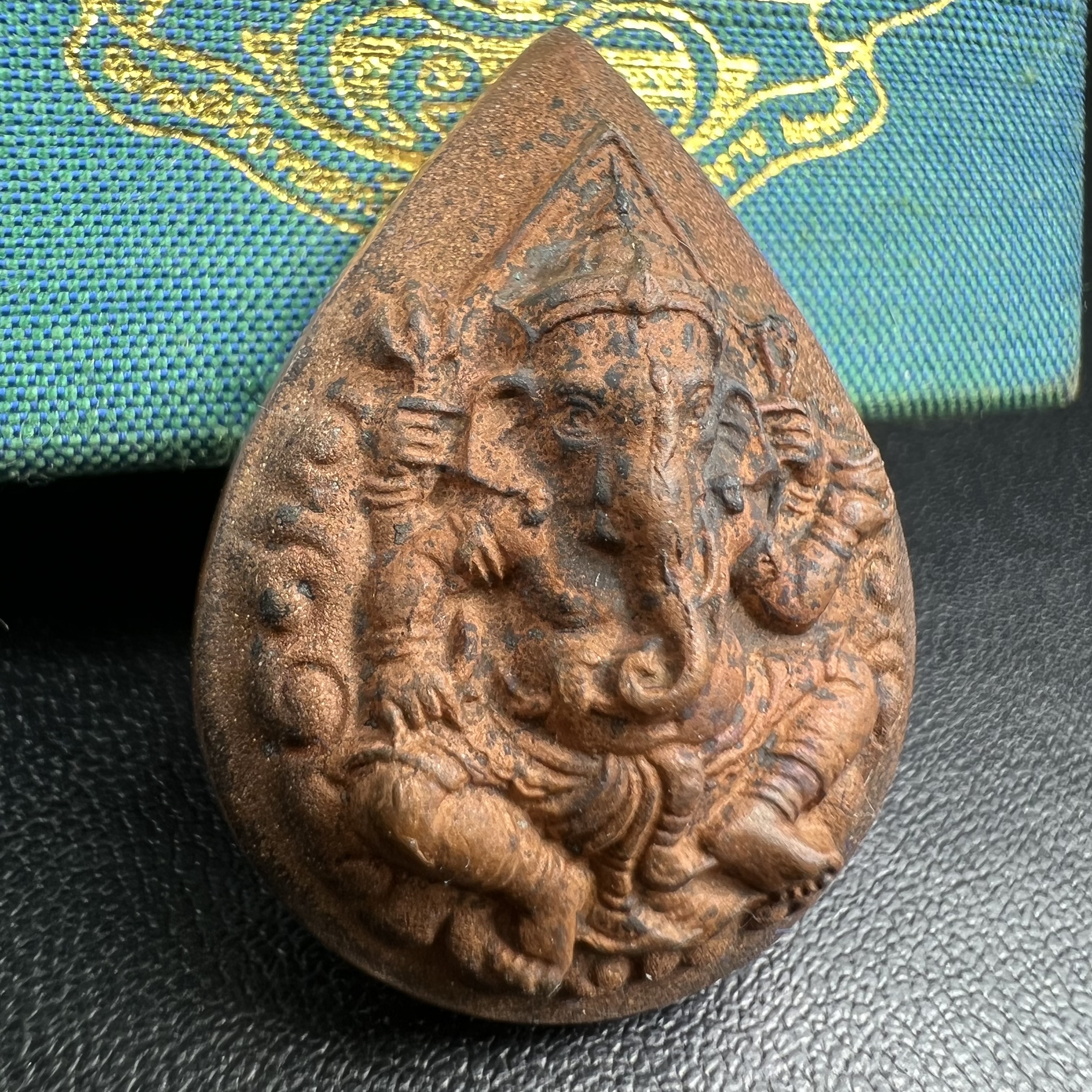 เหรียญพระพิฆเนศวร ญสส. ชุดกาญจนาภิเษกครองราชย์ 50 ปี พุทธศักราช 2538 วัดบวรนิเวศวิหาร พิมพ์ใหญ่(2.9 ซม.) เนื้อทองทิพย์ สภาพสวยเดิมพร้อมกล่องบรรจุเดิม ตอกโค๊ดหมายเลขกำกับ(คัดสภาพสวยเดิม พิธีใหญ่ พุทธศิลป์งดงาม)