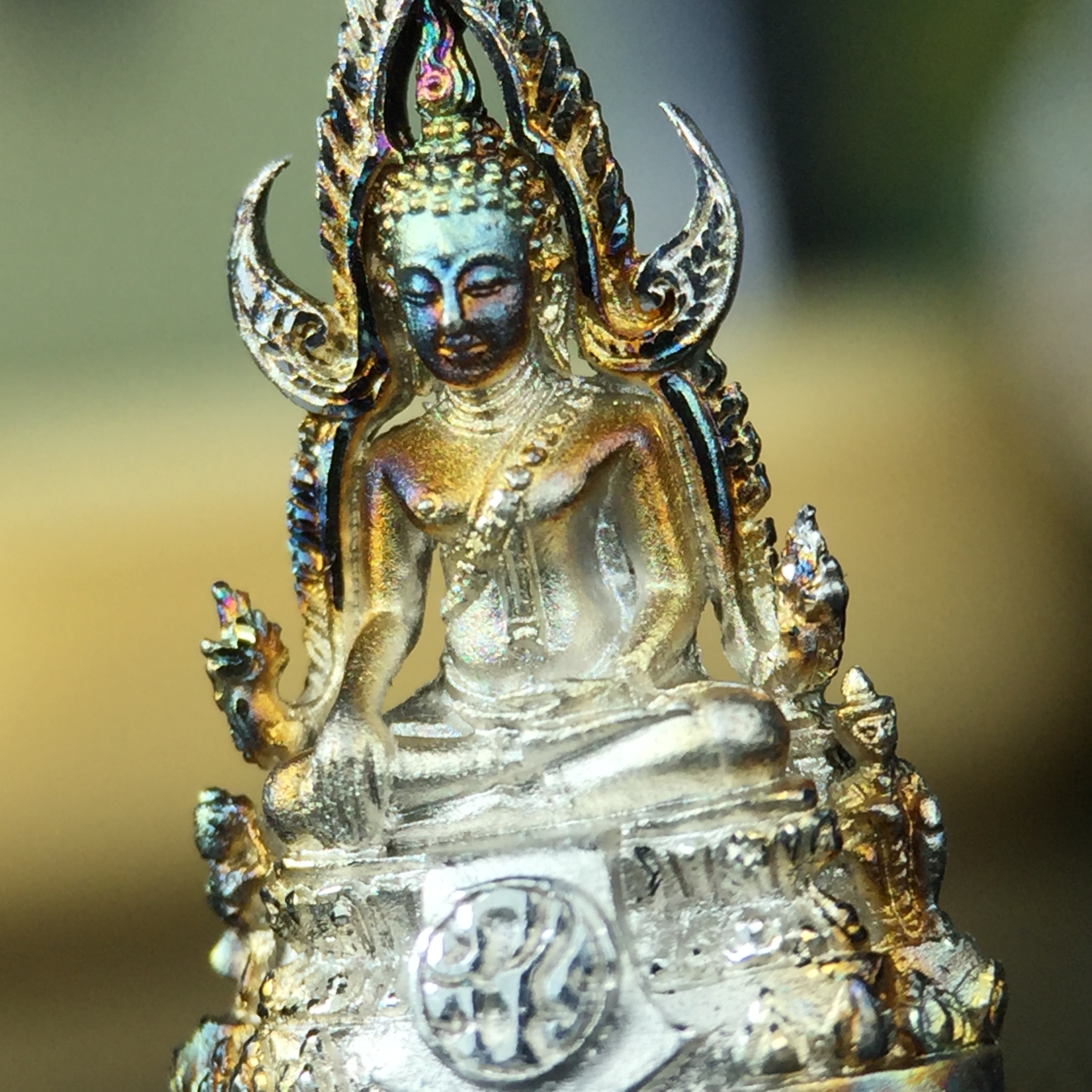 พระพุทธชินราช(จำลอง) ภปร. 84 พรรษา เนื้อเงินชุบทองคำขาว พิมพ์เล็กขนาดหน้าตัก 1/4 นิ้ว (สภาพผิวเดิมสวย ขึ้นสีรุ้งธรรมชาติ แบบนิยม)(พระราชทานมวลสาร จิตรลดาและเส้นพระเจ้า(เส้นผม))