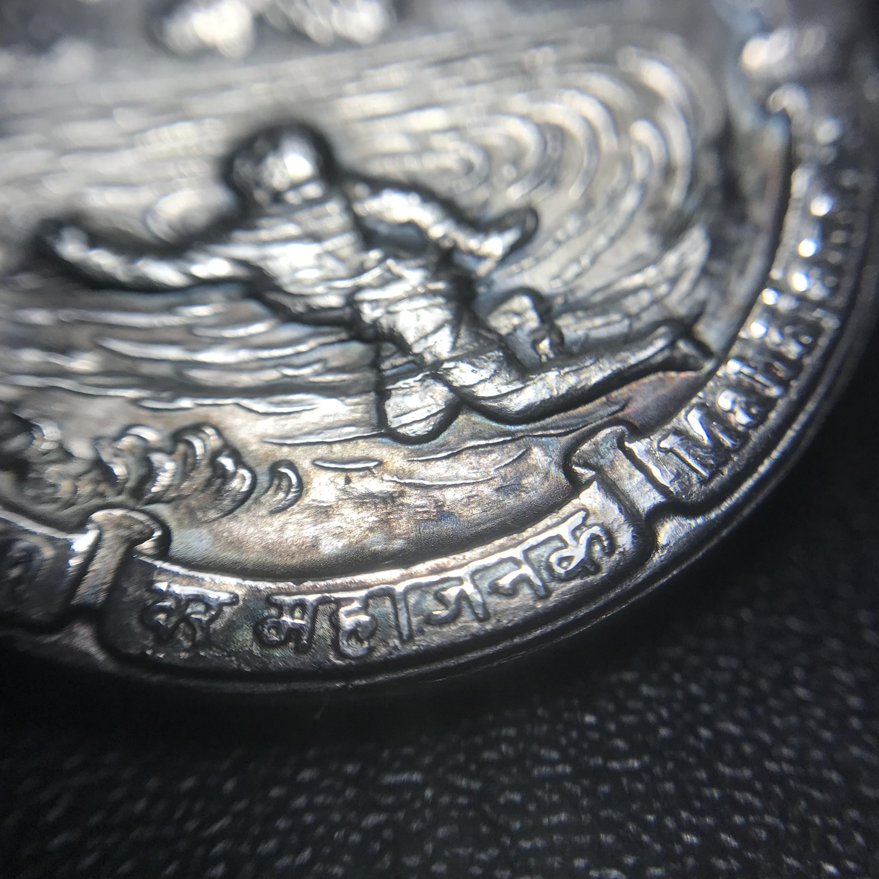 เหรียญพระมหาชนก ปี2539(รุ่นแรก) เนื้อเงิน พิมพ์ใหญ่บล็อกนิยมหายากสุดในรุ่น(วงเดือน คอจุด) ผิวเดิมสีรุ้งธรรมชาติแบบนิยม พร้อมหนังสือสภาพสวยครบชุด