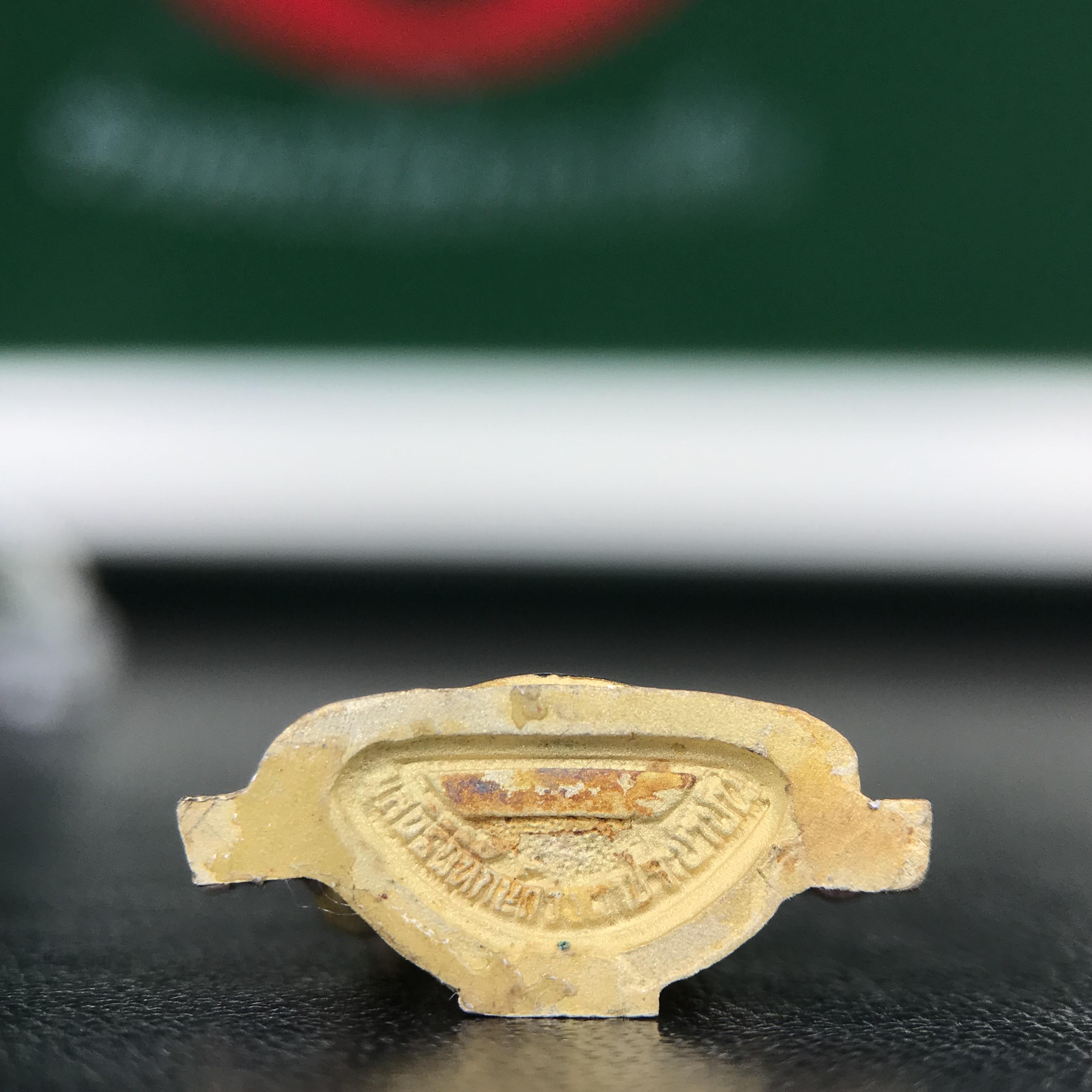 พระพุทธชินราช ภปร. ในวโรกาสพระราชพิธีมหามงคล เฉลิมพระชนมายุ6รอบ 5ธันวาคม2542 มูลนิธิพิทักษ์ดวงตาประชาชน จัดสร้าง เนื้อเงินบริสุทธิ์ 99.9% แบบสามกษัตริย์ขัดเงาบางส่วน พิมพ์กลาง ขนาดสูง 2.4 ซม. พร้อมกล่องบรรจุเดิม