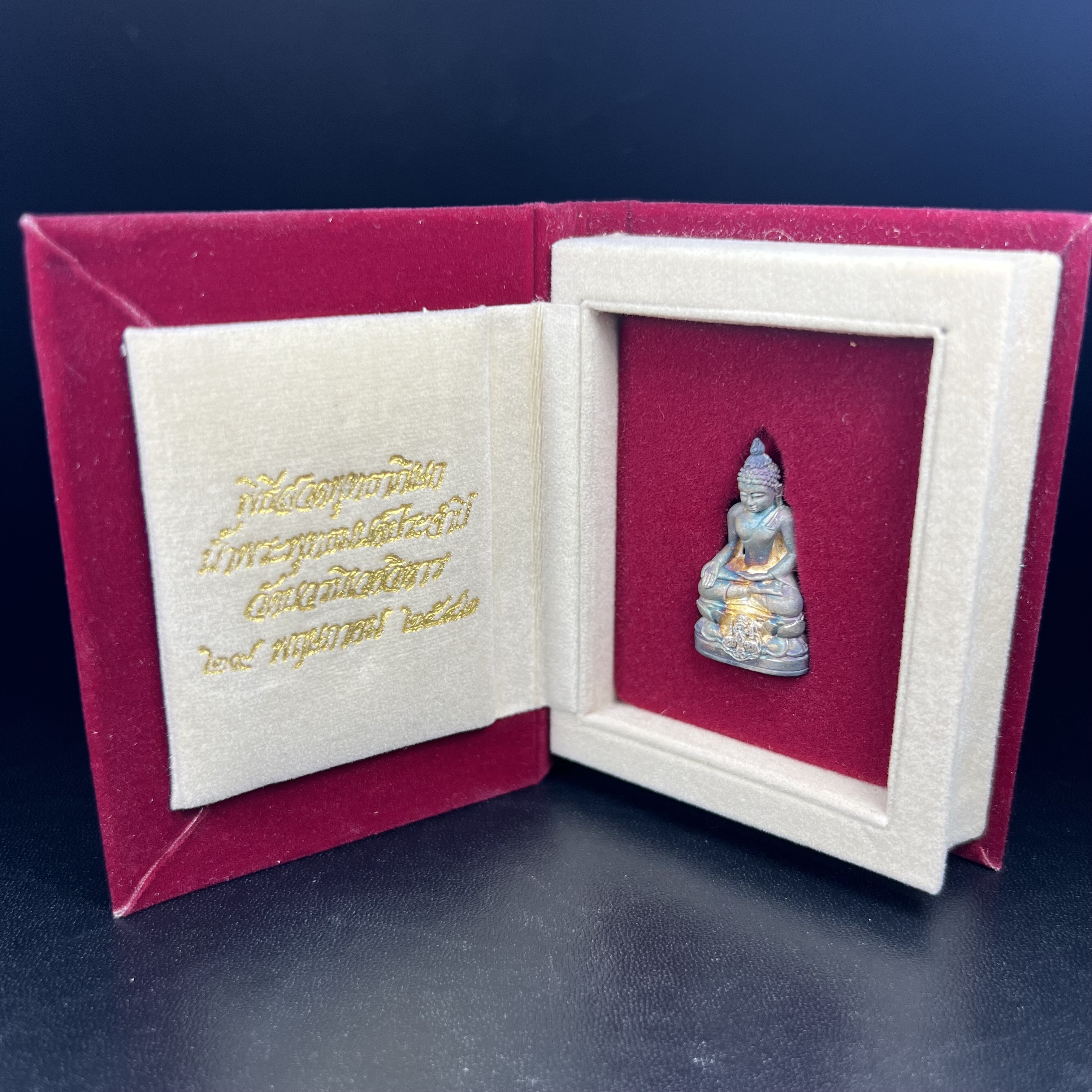 พระกริ่งไพรีพินาศ ตรากาญจนาภิเษก วัดบวรนิเวศวิหาร ที่ระลึกในหลวงรัชกาลที่9 ครองสิริราชสมบัติครบ 50ปี เนื้อเงิน(สภาพผิวเดิมขึ้นสีรุ้งธรรมชาติสวยแบบนิยม)(เสน่ห์พระเนื้อเงินสีสันที่ธรรมชาติสรรค์สร้าง)เข้มขลังทรงอานุภาพยิ่งใหญ่ กำราบศัตรูพ่ายสิ้น พระไพรีพินาศ