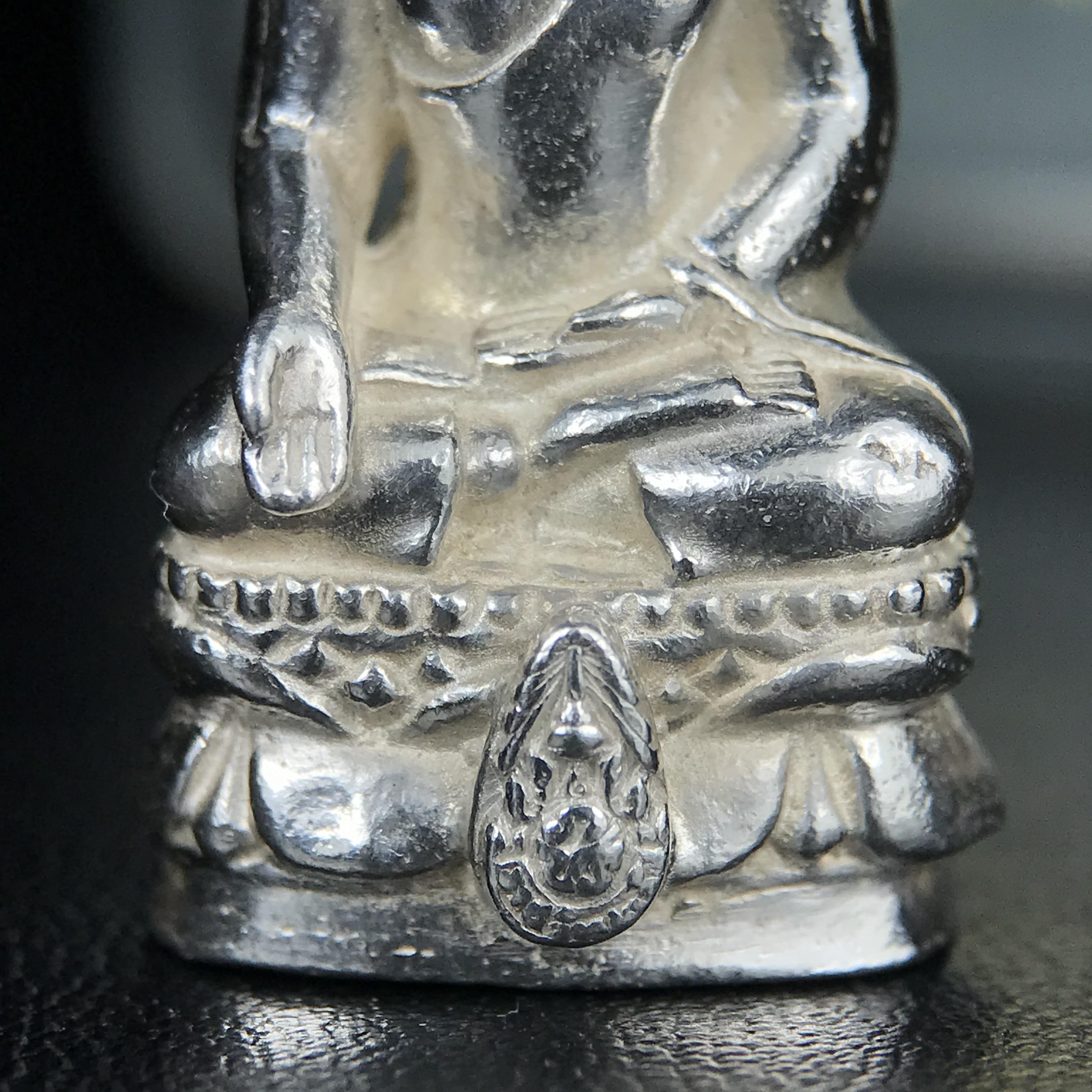 พระกริ่งไพรีพินาศ รุ่น ภปร. ราชวิทยาลัย ปี 2535 เนื้อเงิน(สภาพผิวขาวสวยใส)(ตอกโค้ดพระนามย่อ ญสส ใต้เศวตรฉัตร และ พระปรมาภิไธยย่อ ภปร.) ปลุกเสกโดยหลวงพ่อเปิ่น วัดบางพระและสมเด็จพระญาณสังวร สมเด็จพระสังฆราช วัดบวรนิเวศวิหาร(1 ใน 2535 องค์)