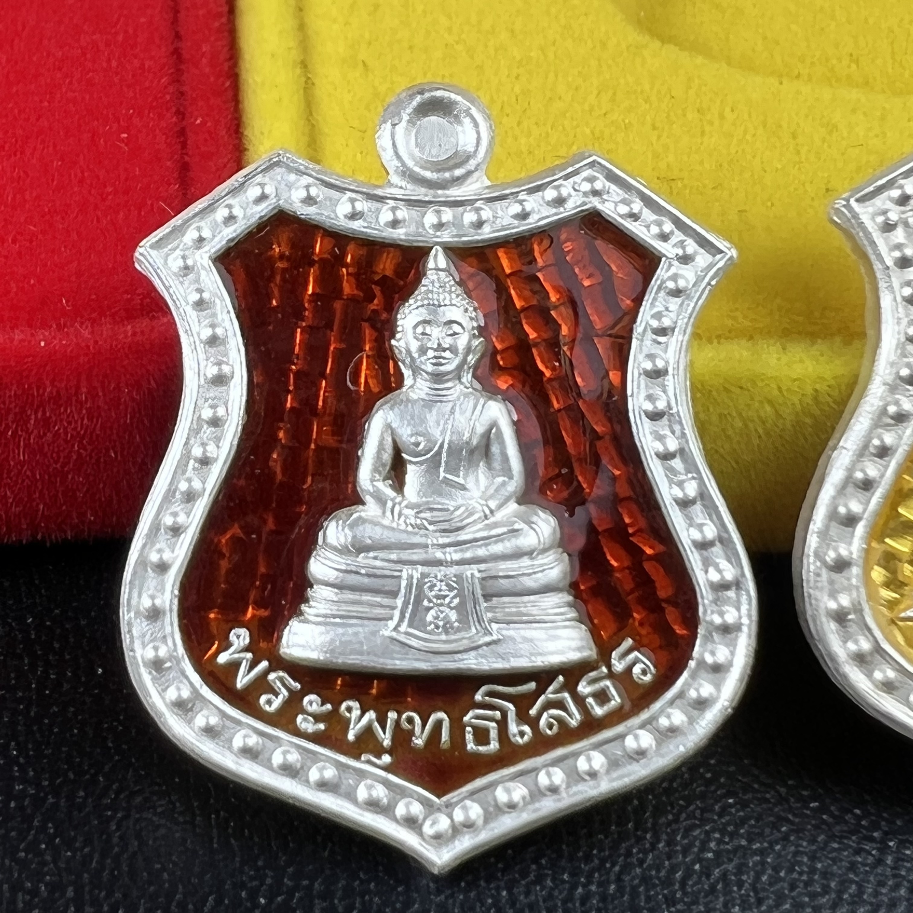 เหรียญหลวงพ่อโสธร ภปร. รุ่นกาญจนาภิเษก จัดสร้างในมงคลวโรกาสที่พระบาทสมเด็จพระเจ้าอยู่หัวรัชกาลที่9 เสด็จเถลิงถวัลย์สิริราชสมบัติ ครบ 50 ปี ในพุทธศักราช 2539 เนื้อเงินลงยา(สีแดง สีเหลือง สีน้ำเงิน สีเขียว)ครบชุดรวม 4 เหรียญ(พิธีใหญ่เข้มขลัง)1 ใน 9950 ชุด
