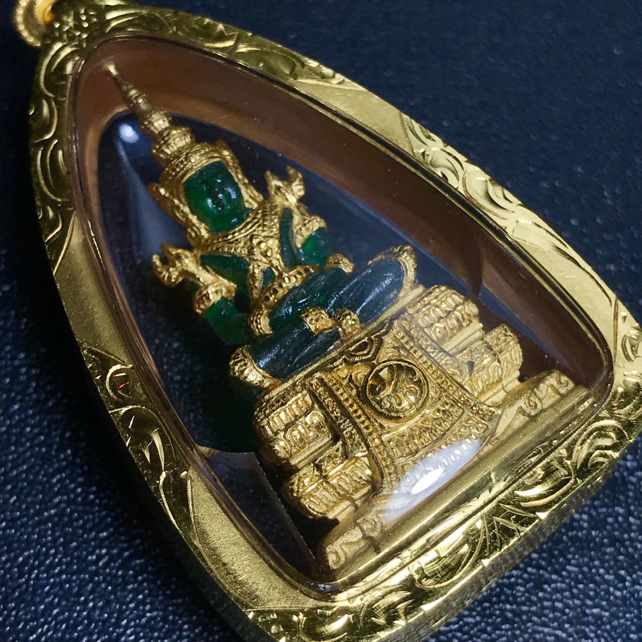 พระแก้วมรกต ภปร. ปี2547 จัดสร้างโดย รพ.ภูมิพลฯ เนื้อเรซิ่นหุ้มทองคำพิมพ์ลอยองค์ หน้าตัก 1/2 นิ้ว เลี่ยมกรอบทองคำแท้พร้อมใช้