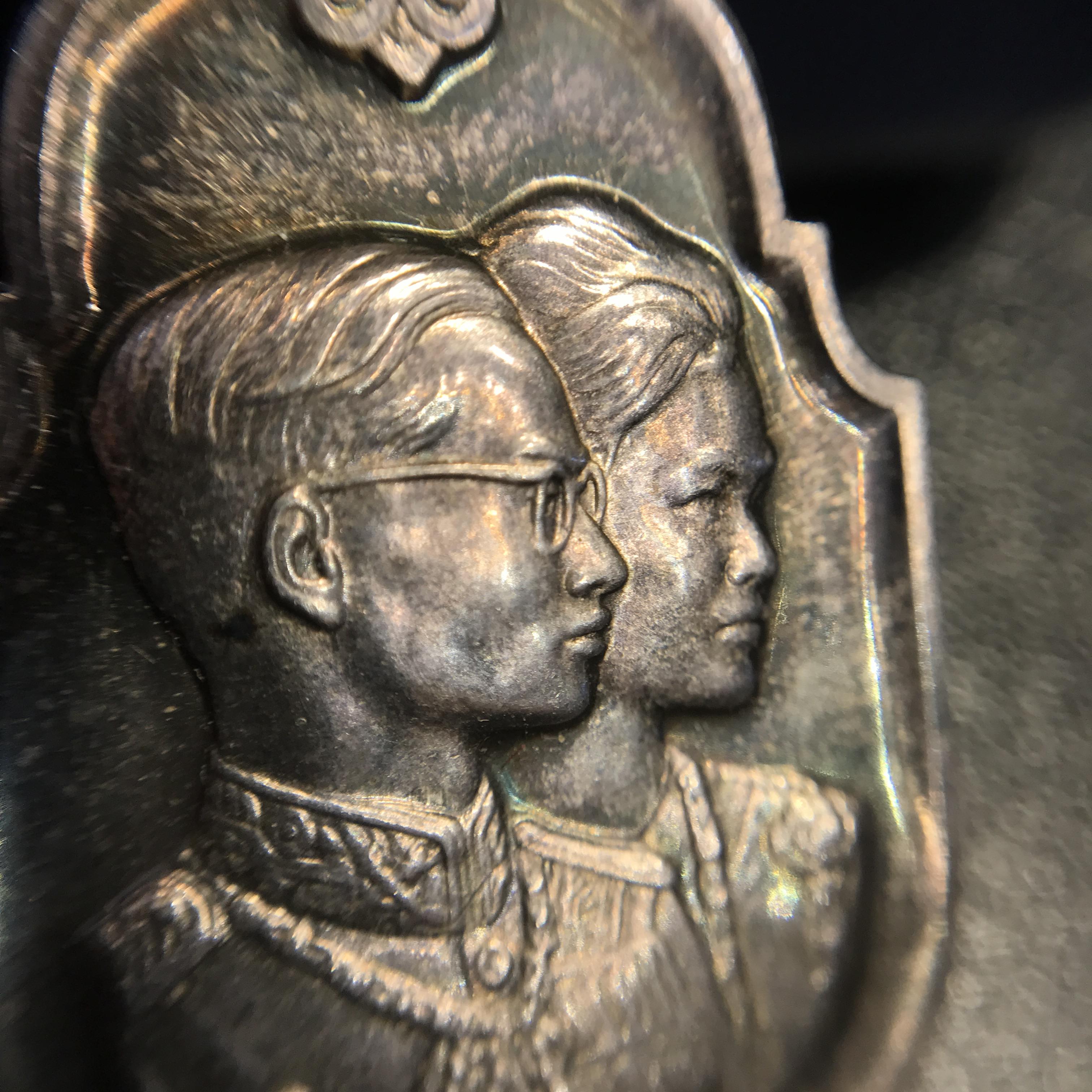 เหรียญสองพระองค์พระราชทาน ภปร. สก. เนื้อเงิน ปี2535 สภาพสวยผิวเดิมพร้อมกล่องเดิมๆ (หายาก)