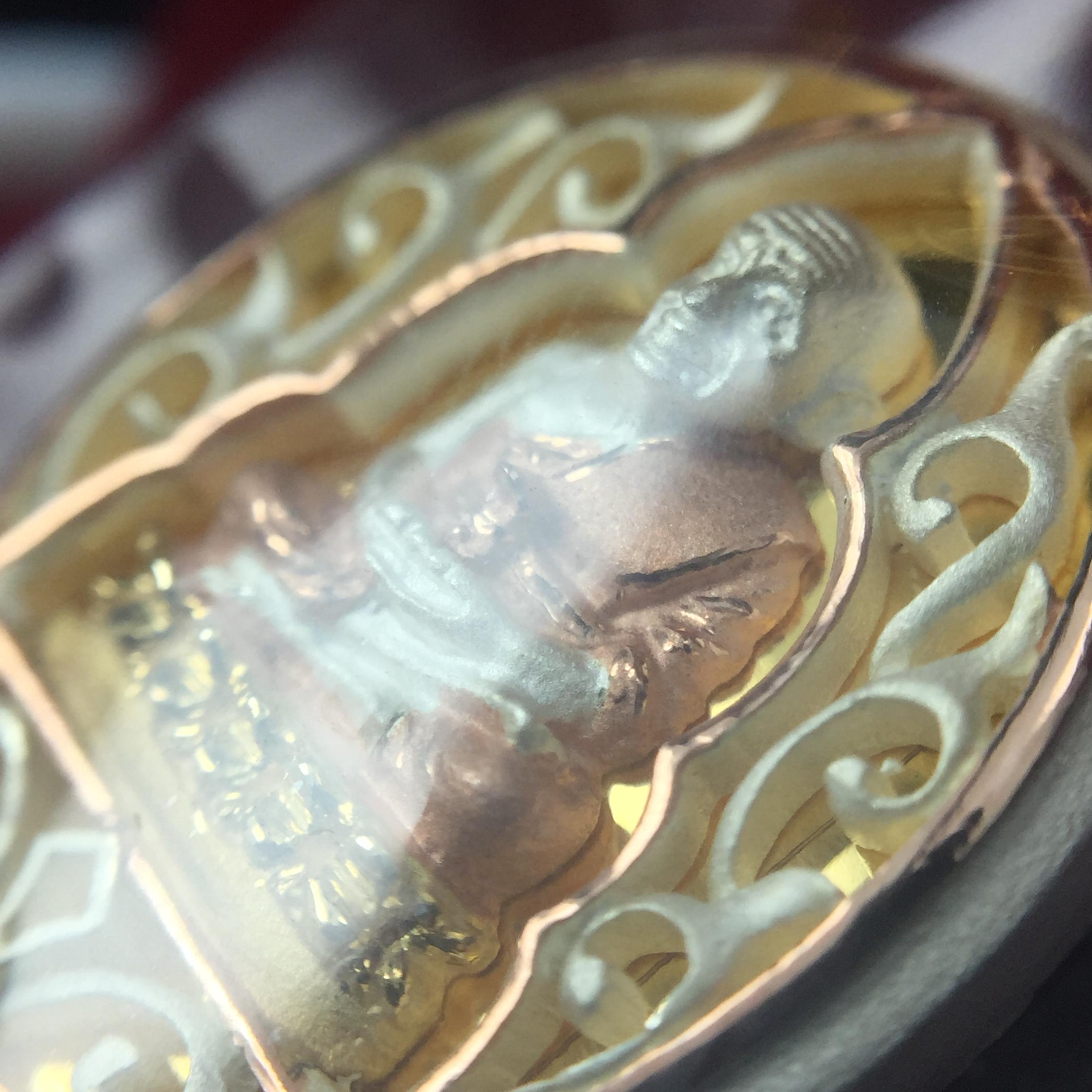 เหรียญหลวงพ่อทวด รุ่นมงคลบารมี วัดประสาทบุญญาวาส ปี 2545 เนื้อเงินสามกษัตริย์ พิมพ์ทรงรูปไข่เล็ก(ขนาด 2.0*1.8 ซม.)ฉลุลายฉากพี้นหลังสีทองสวยงาม ตอกโค๊ตมีหมายเลข พร้อมกล่องบรรจุเดิม