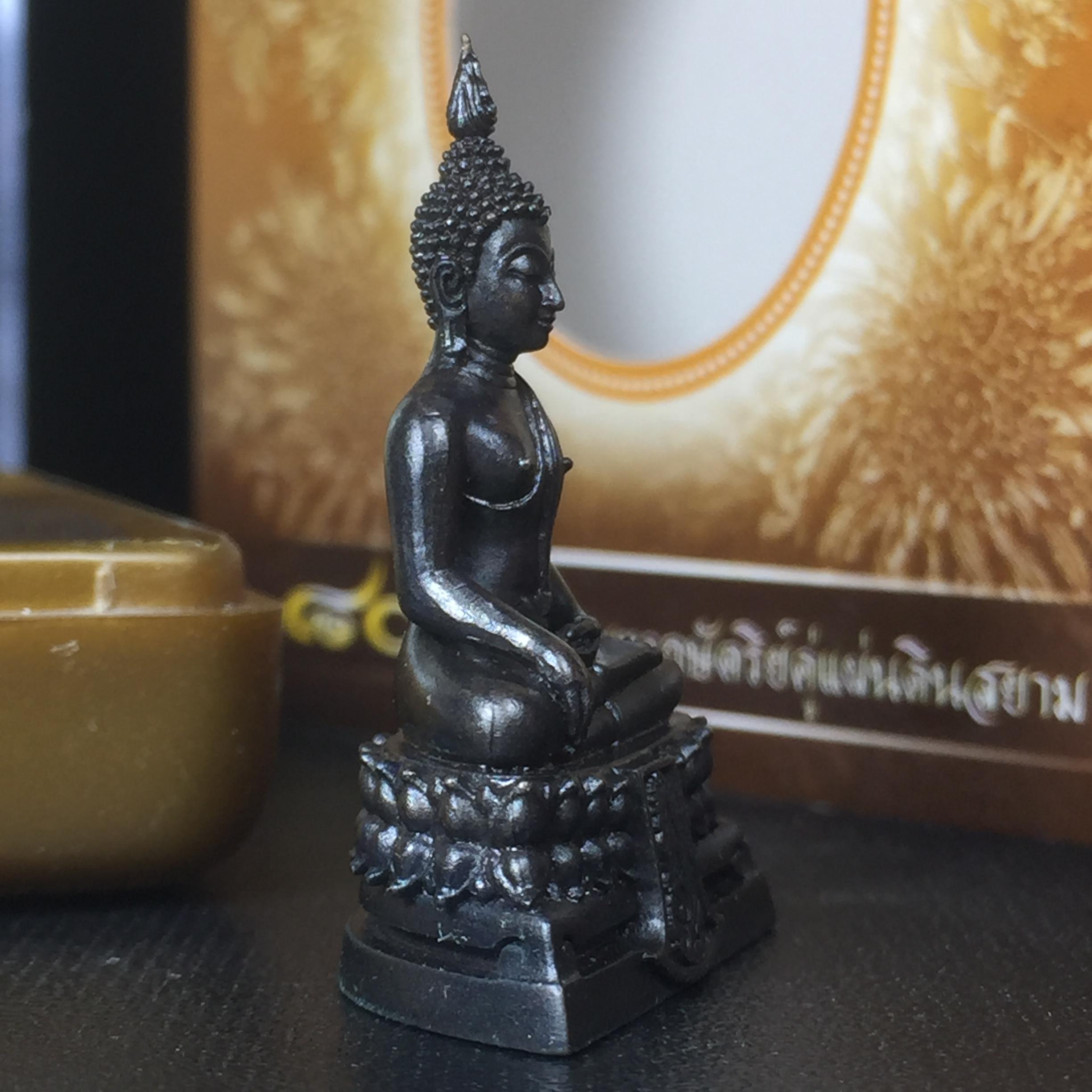 พระพุทธรูปคุ้มเกล้า ภปร. มหามงคล 80พรรษา “รุ่นเย็นศิระเพราะพระบริบาล 80พรรษา มหากษัตริย์คู่แผ่นดินสยาม” เนื้อนวโลหะรมดำ พิมพ์ใหญ่ ขนาด 18*35 มม.