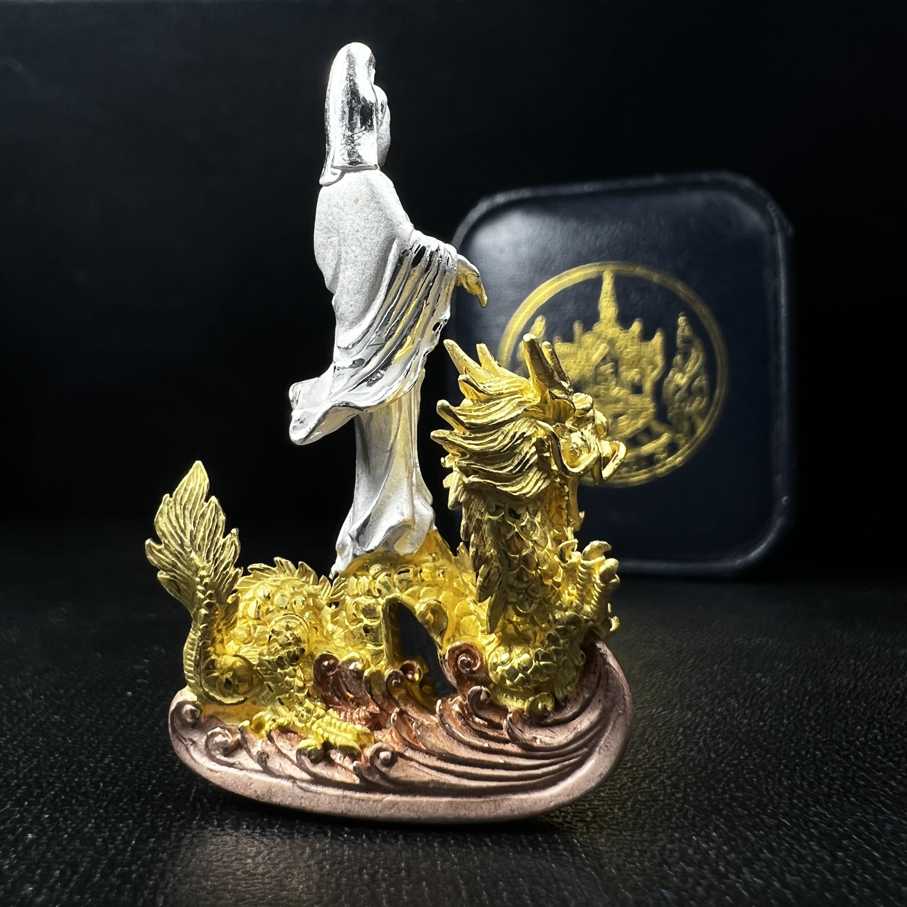 รูปหล่อลอยองค์พระโพธิสัตว์กวนอิม ทรงประทับมังกร จ.ระนอง เนื้อเงินสามกษัตริย์(พบเจอน้อยหายาก) พิมพ์ใหญ่(คัดสภาพผิวเดิม สวยงดงาม ทรงคุณค่า) เฉลิมฉลองในวโรกาสที่พระบาทสมเด็จพระเจ้าอยู่หัวทรงครองสิริราชสมบัติครบ 50 ปี จ.ระนอง พ.ศ.2539