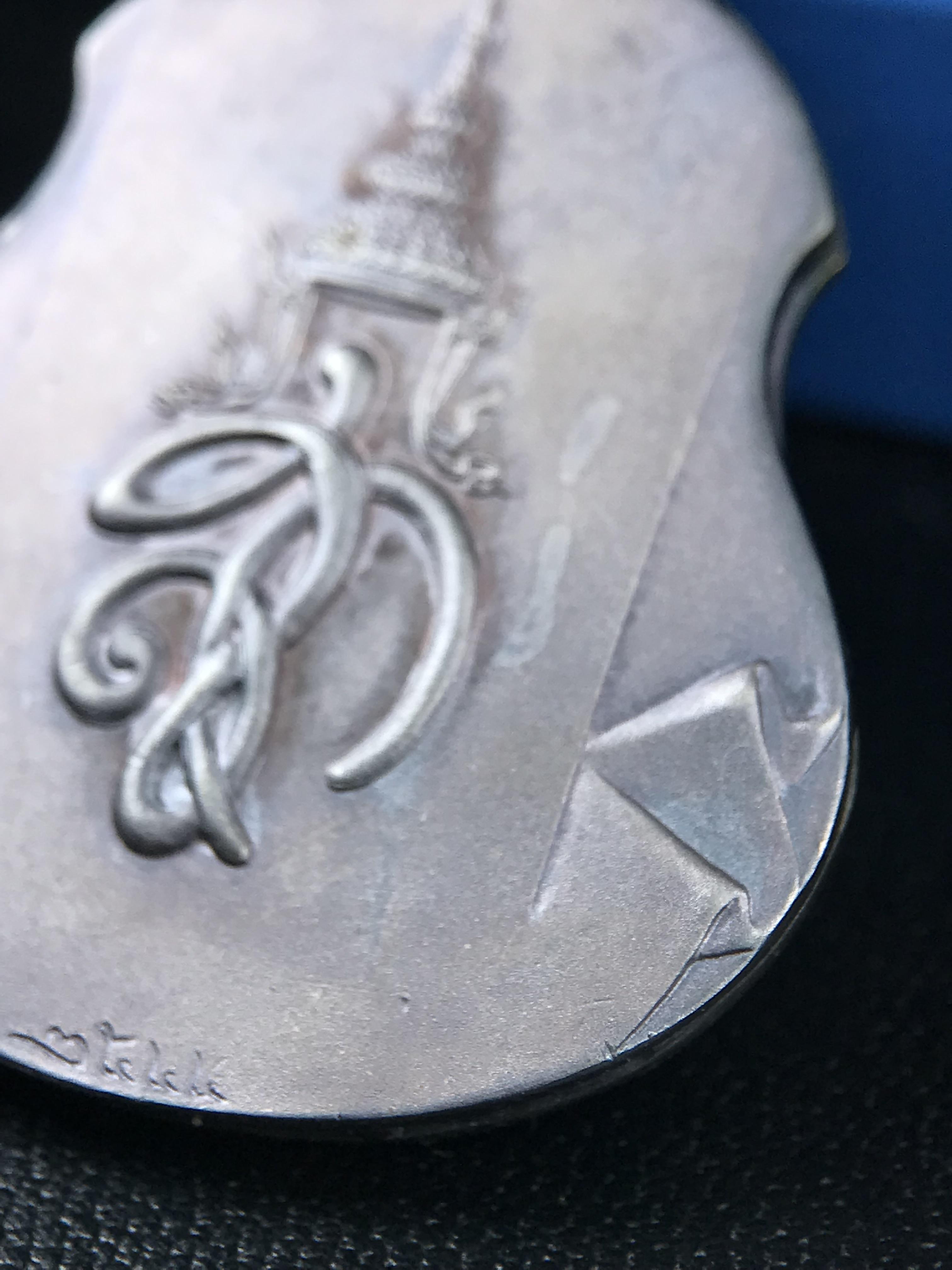 เหรียญหลวงปู่ทวด พระนามาภิไธย สก. แบบงานฉลุโบราณ(HAND MADE) ปี 2544 เนื้อเงิน(ผิวเดิมขึ้นสีรุ้งออกม่วงธรรมชาติสวยมาก) พิธีปลุกเสก ณ อุโบสถวัดช้างให้ และ พิธีมังคลาภิเษก ณ พระอุโบสถ วัดพระศรีรัตนศาสดาราม(วัดพระแก้ว) (1 ใน 2000 เหรียญ)พบเจอน้อยหายากมาก