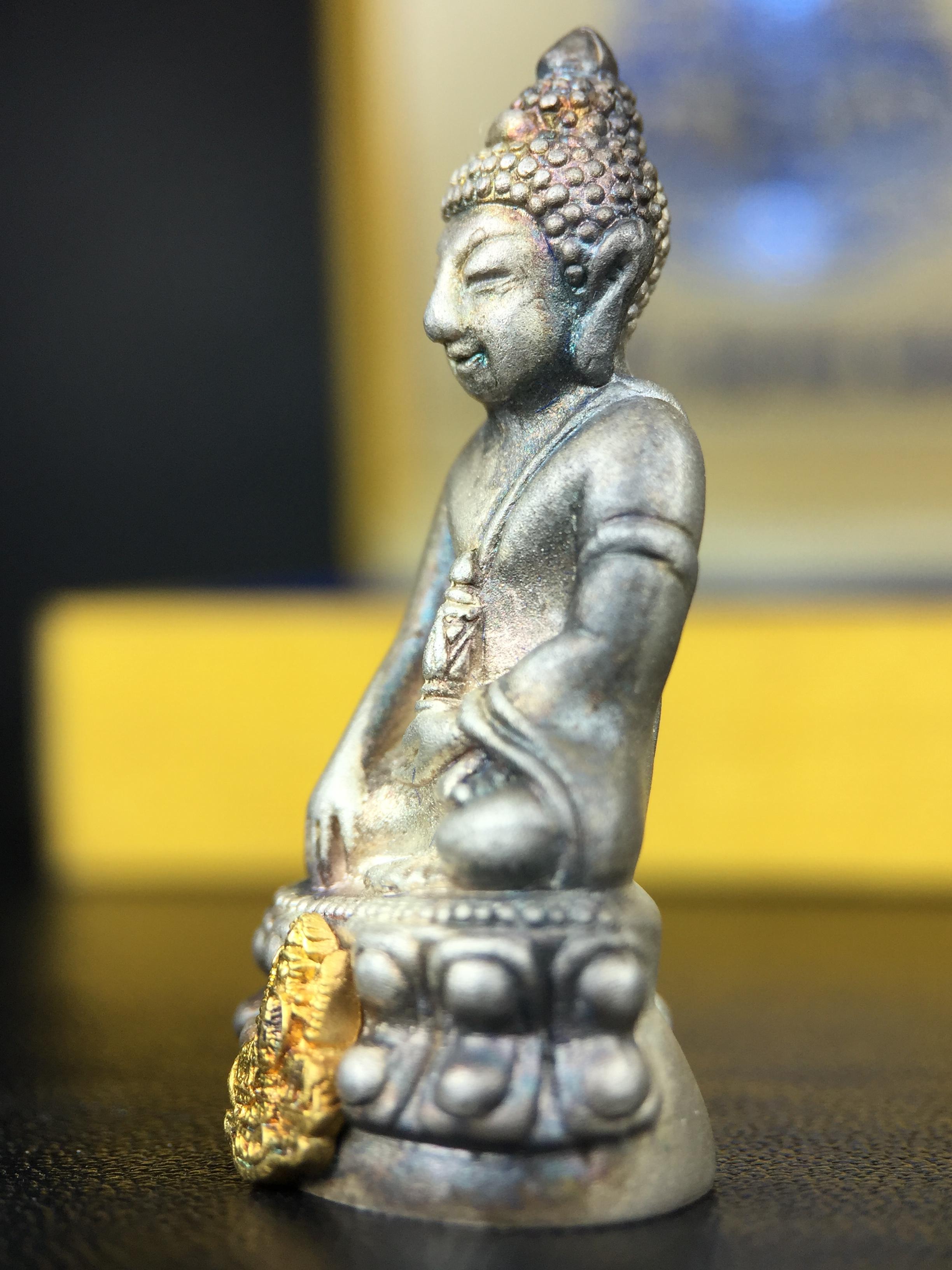 พระกริ่งสมเด็จญาณ วัดบวรนิเวศวิหาร เนื้อเงินบริสุทธิ์ 92.5% ตรากาญจนาภิเษกทองคำ(เนื้อทองคำแท้) พระราชทานแจกเมื่อ 3 ตุลาคม 2538 จัดสร้างในวโรกาส สมเด็จพระญาณสังวร สมเด็จพระสังฆราช ฉลองพระชนมายุครบ 82 พรรษา และฉลองครองราชสมบัติครบ 50 ปี รัชกาลที่ 9(หายาก)