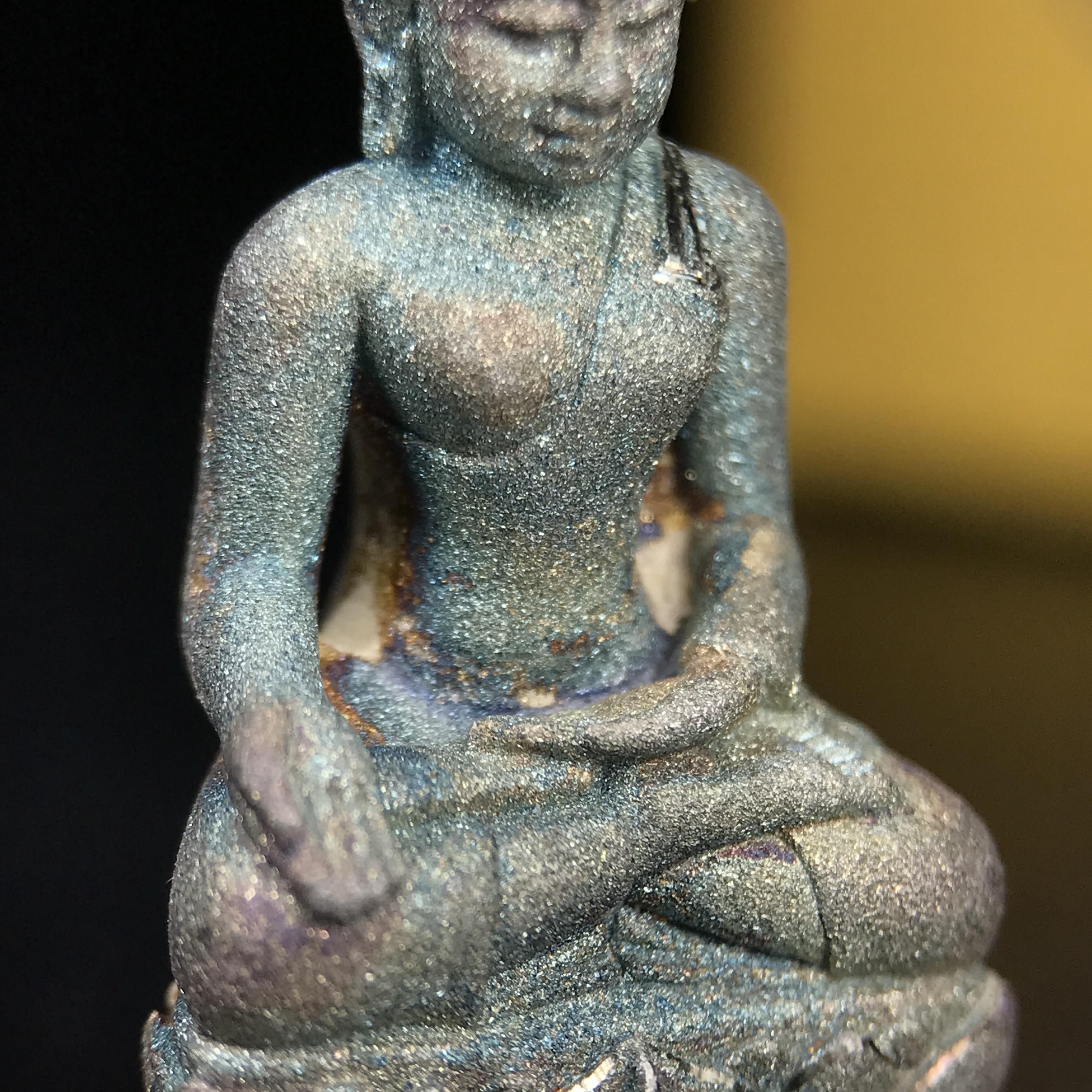 พระกริ่งไพรีพินาศ ญสส. ชุดกาญจนาภิเษกครองราชย์ 50 ปี พุทธศักราช 2538 วัดบวรนิเวศวิหาร เนื้อเงิน(ผิวเดิมขึ้นสีรุ้งขียวมรกตเข้มขลังงดงามธรรมชาติสร้างสรรค์) สภาพสวยเดิมพร้อมกล่องบรรจุเดิมผ้าไหมสีเหลืองตรากาญจนาภิเษก ตอกโค๊ดหมายเลขกำกับ ๕๐๐๑(1 ใน 8425 องค์)