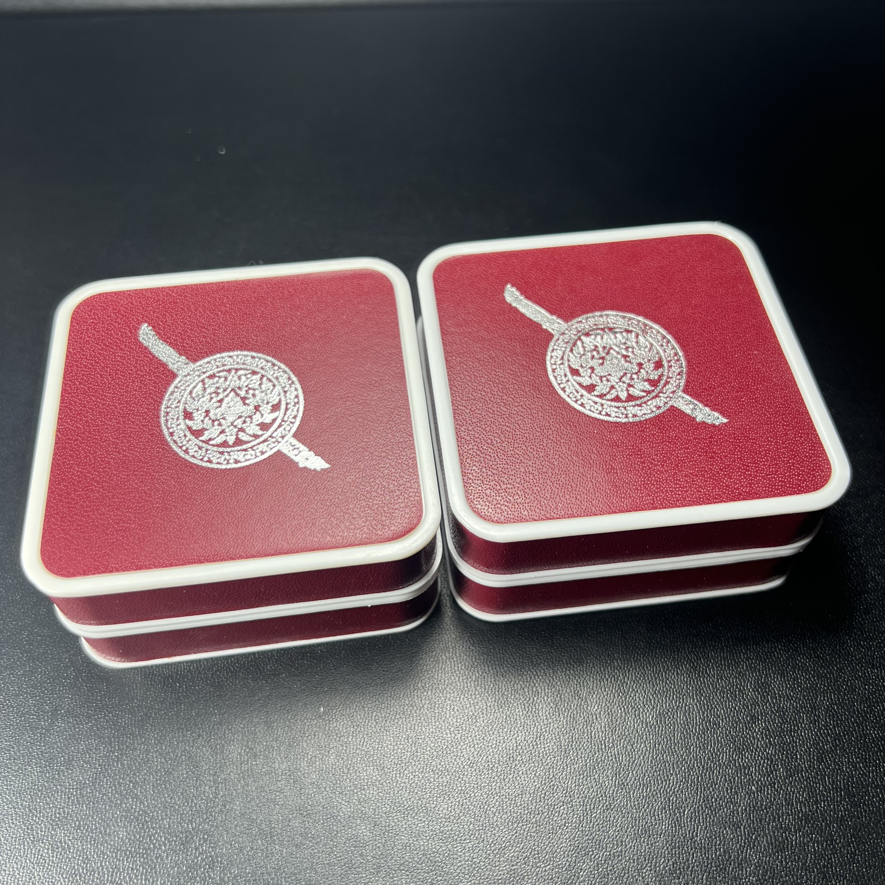 พระพุทธชินราช รุ่น ประวัติศาสตร์ มูลนิธิเพื่อตำรวจไทยจัดสร้าง ปี 2562 เนื้อเงินขัดเงา พิมพ์พระพุทธชินราช ลอยองค์ แบบจิวเวอร์รี่(ขนาดสูง 3.5 ซม.) (สภาพ สวย ซีนซองเดิม กล่องบบรรจุเดิมครบสมบูรณ์)