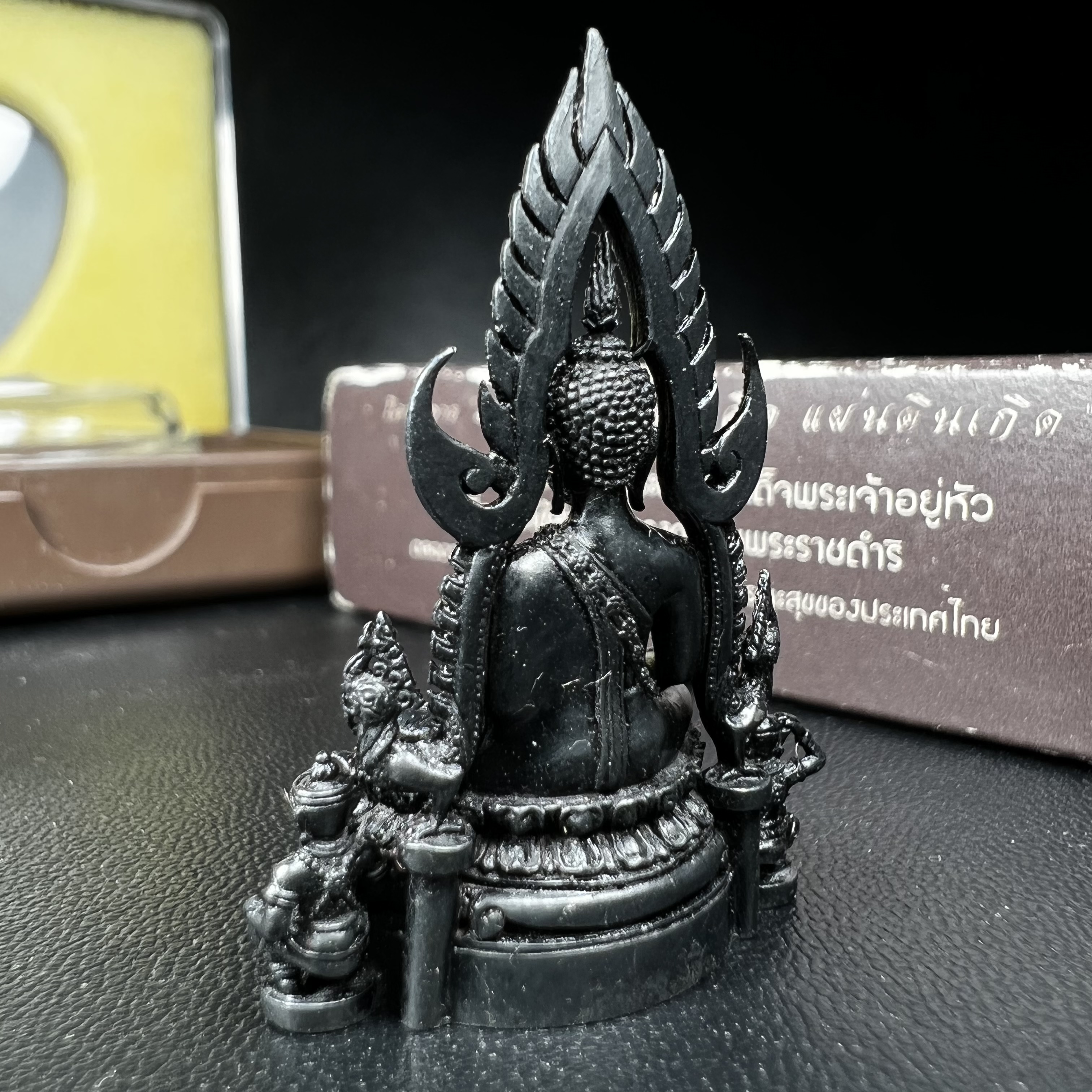 พระพุทธชินราช ภปร. โครงการ "เพราะแผ่นดินนี้ คือ แผ่นดินเกิด" ปี2548(รุ่นแรก) ลอยองค์ หน้าตัก 1/2 นิ้ว เนื้อเงินรมดำ(พุทธศิลป์จำลองเมื่อครั้งลอกทอง ครั้งที่3 เมื่อปี2547 ร้อยปีจะมีสักครั้ง "พระพุทธชินราชองค์ดำ")