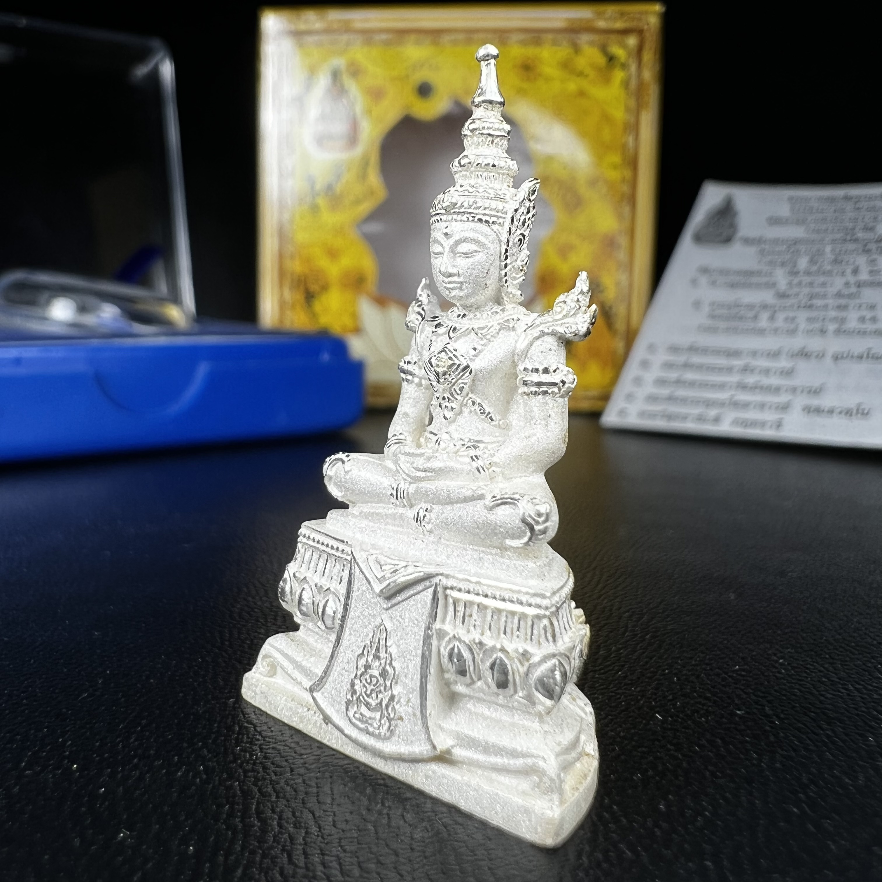 พระแก้วมรกต(จำลอง)ลอยองค์ ขนาดหน้าตัก 1/2 นิ้ว ทรงเครื่องฤดูร้อน เนื้อเงิน ตราสัญลักษณ์ฉลองสิริราชสมบัติ ครบ 60 ปี พ.ศ.2549(สภาพสวย ครบ สมบูรณ์))