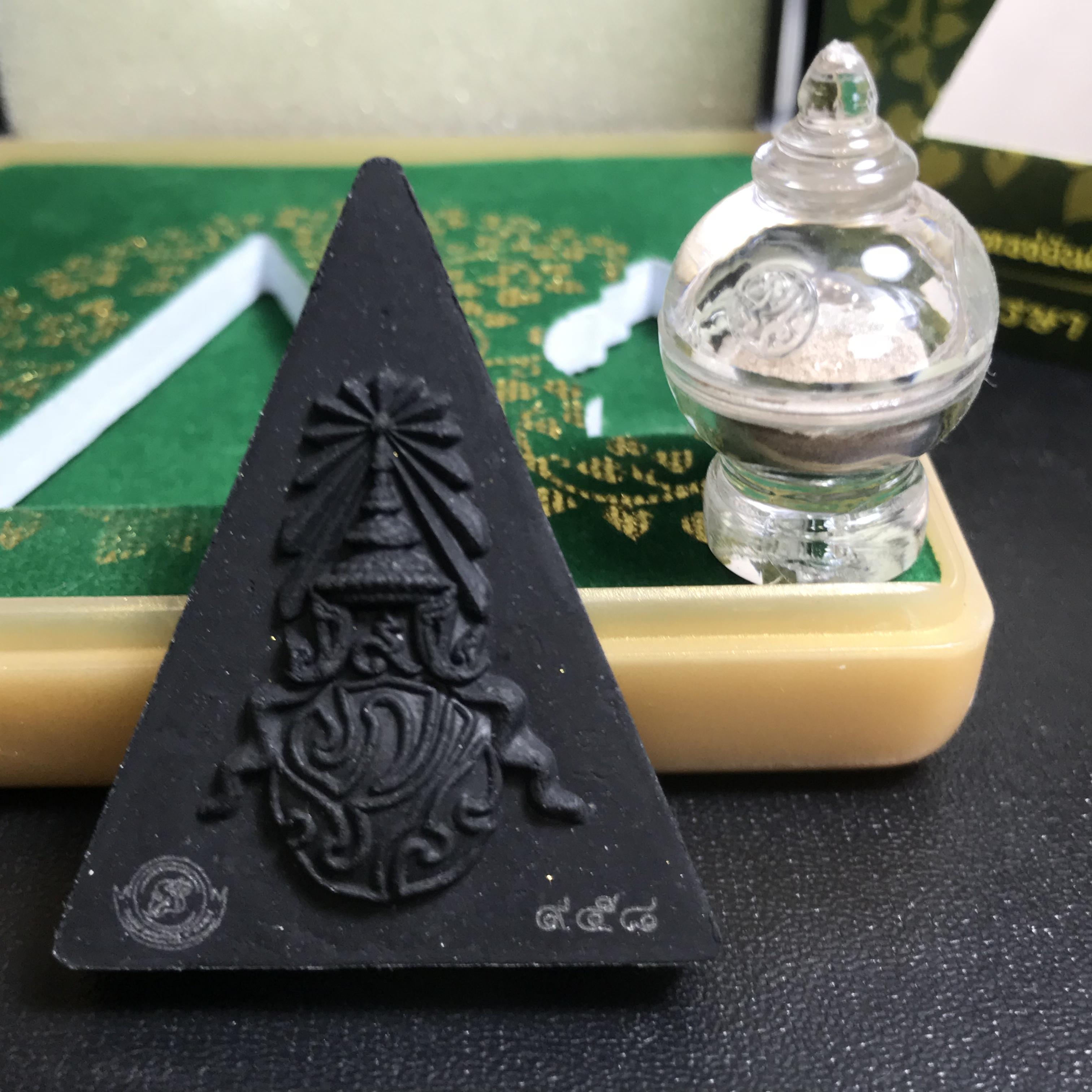 พระพุทธชินราช(จำลอง)ภปร. 84พรรษา เนื้อผง หลัง ภ.ป.ร. (พระราชทานมวลสาร จิตรลดาและเส้นพระเจ้า ร.9(เส้นผม))